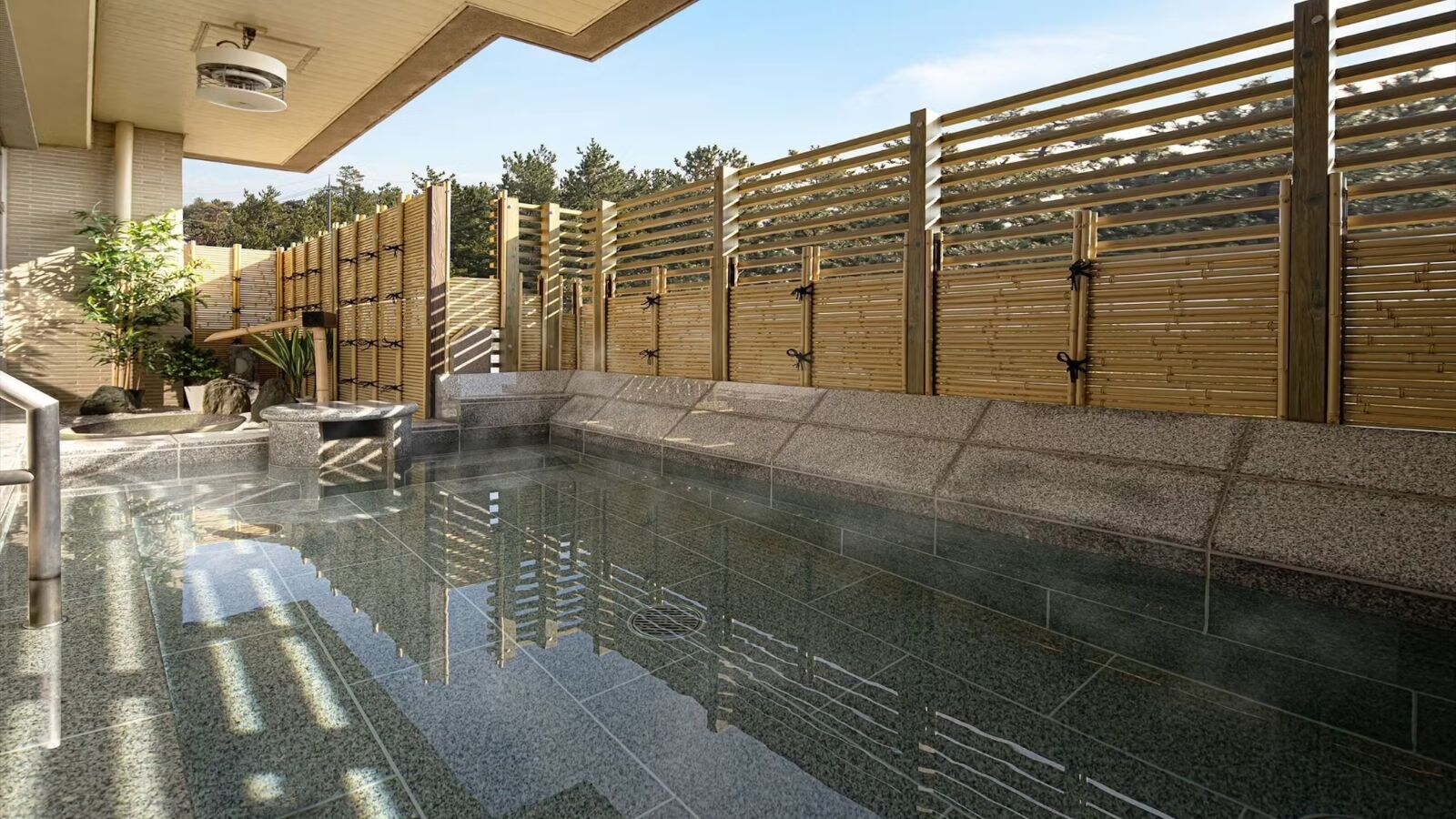 Large communal bath, semi-open-air bath