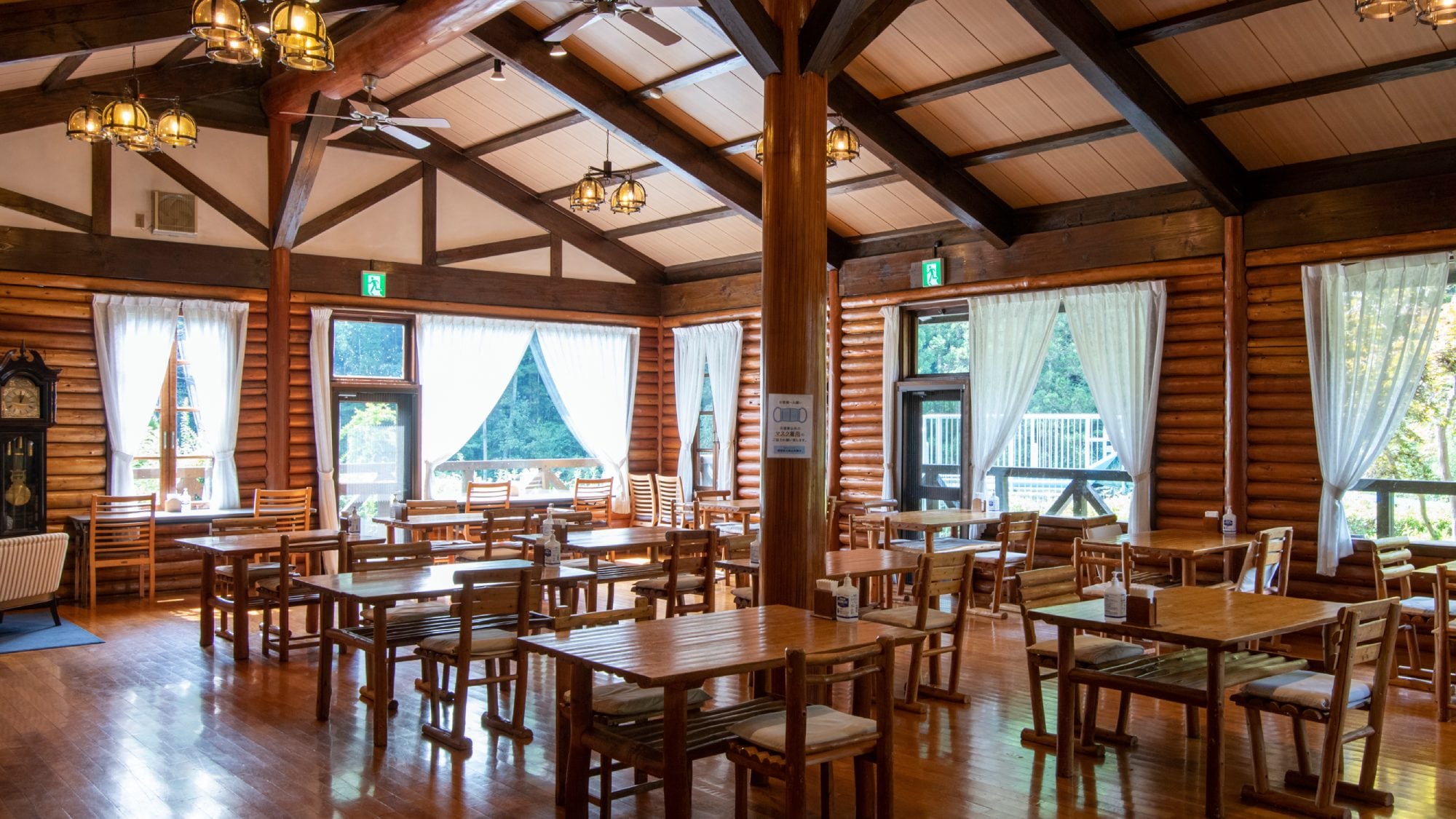 ・[Main building lounge] A lounge where you can feel the warmth of wood. You will be healed by the greenery that you can see from the window.