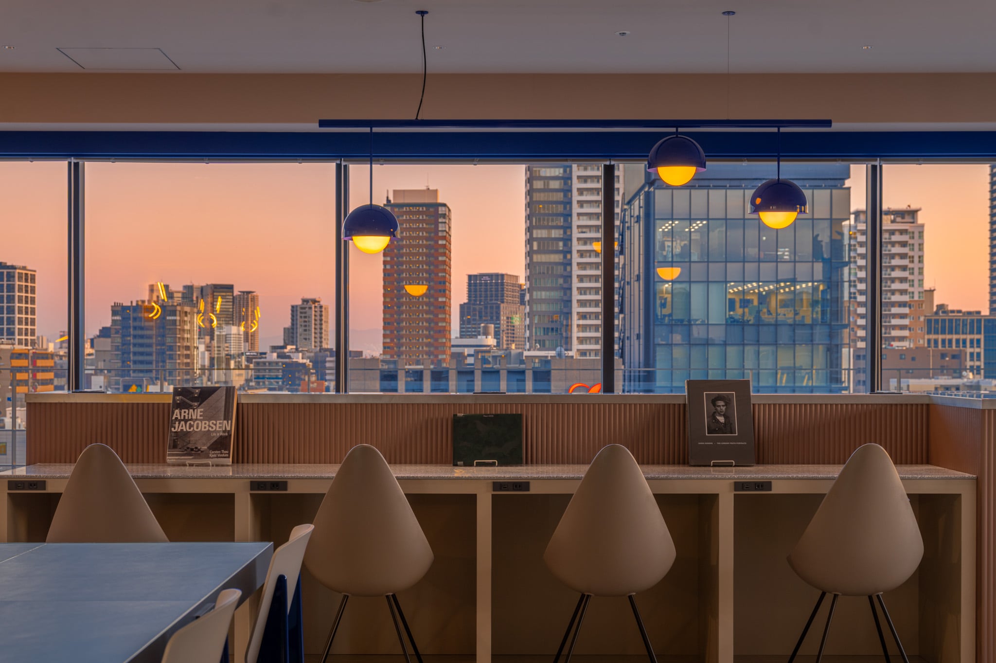 [Free lounge for hotel guests only]