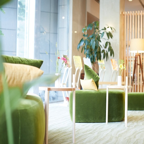 [Lobby] Slowly in the lobby where the sunlight through the trees is warm with trees and greens