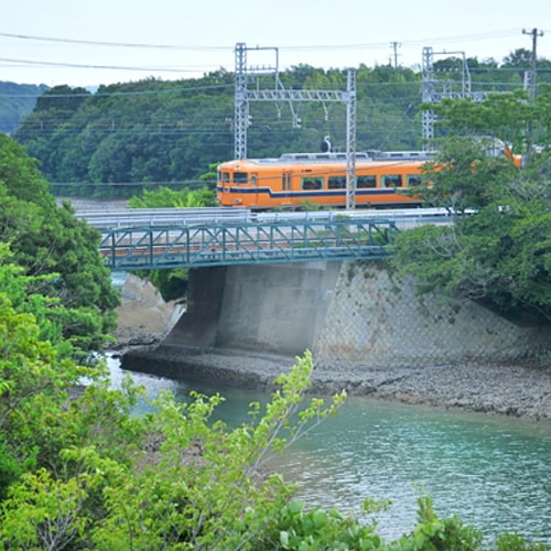 [Ocean side Japanese-style room with a view of the railway]