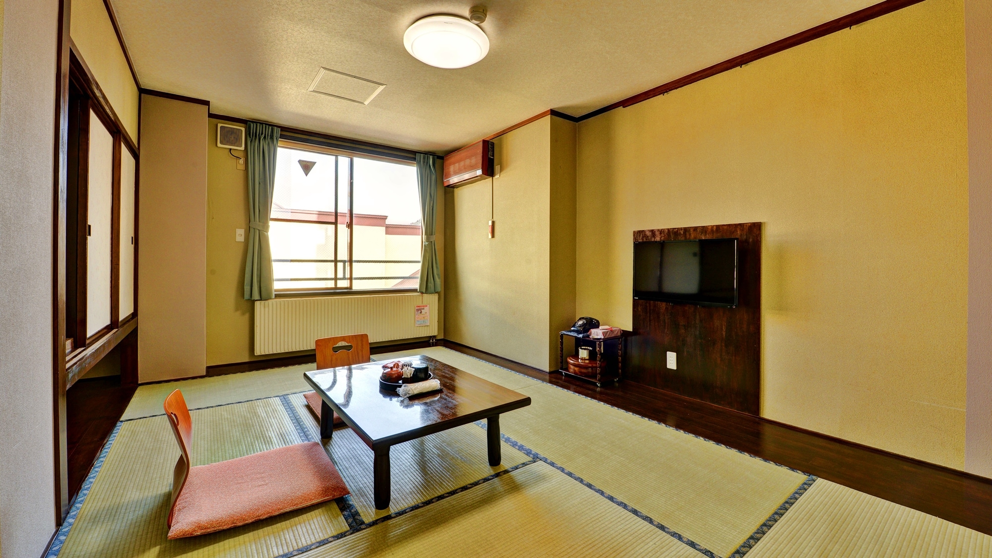 [Example of a 7.5 tatami Japanese-style room] Relax in the hot spring and watch TV.