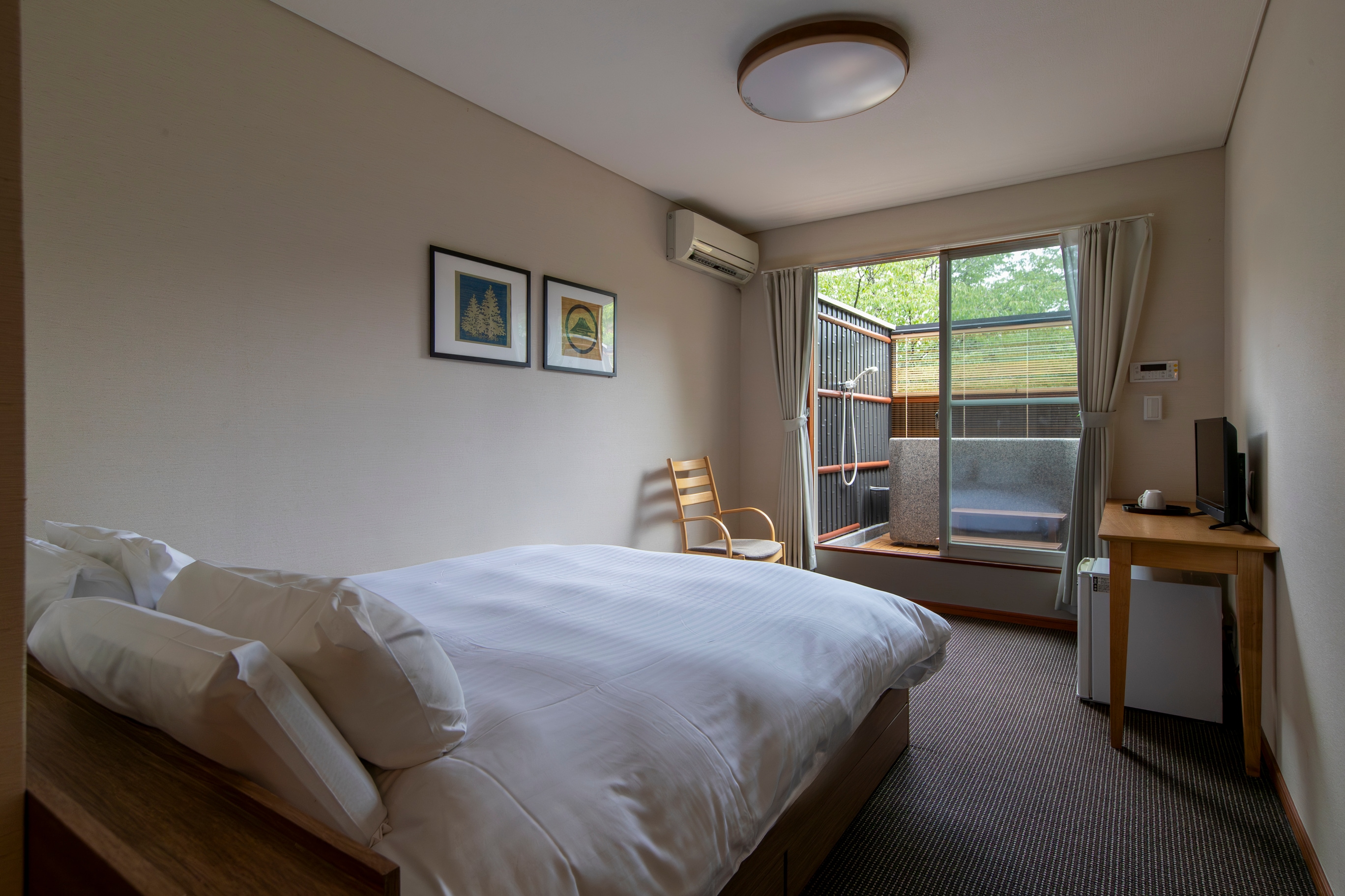 ห้องพักคู่อาคารหลักพร้อมอ่างอาบน้ำกลางแจ้ง