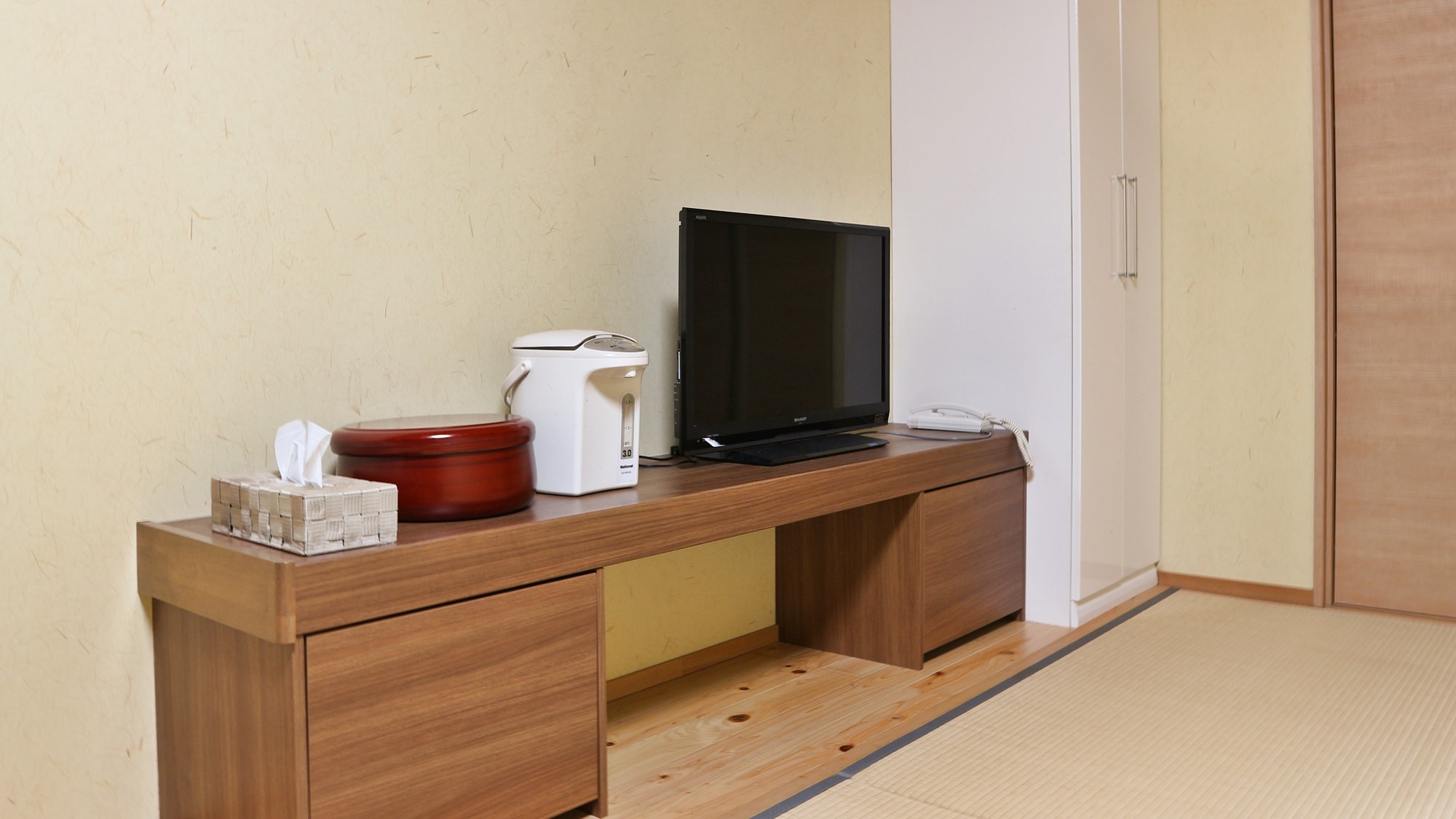 * [房間設施] 電視、水壺、茶具
