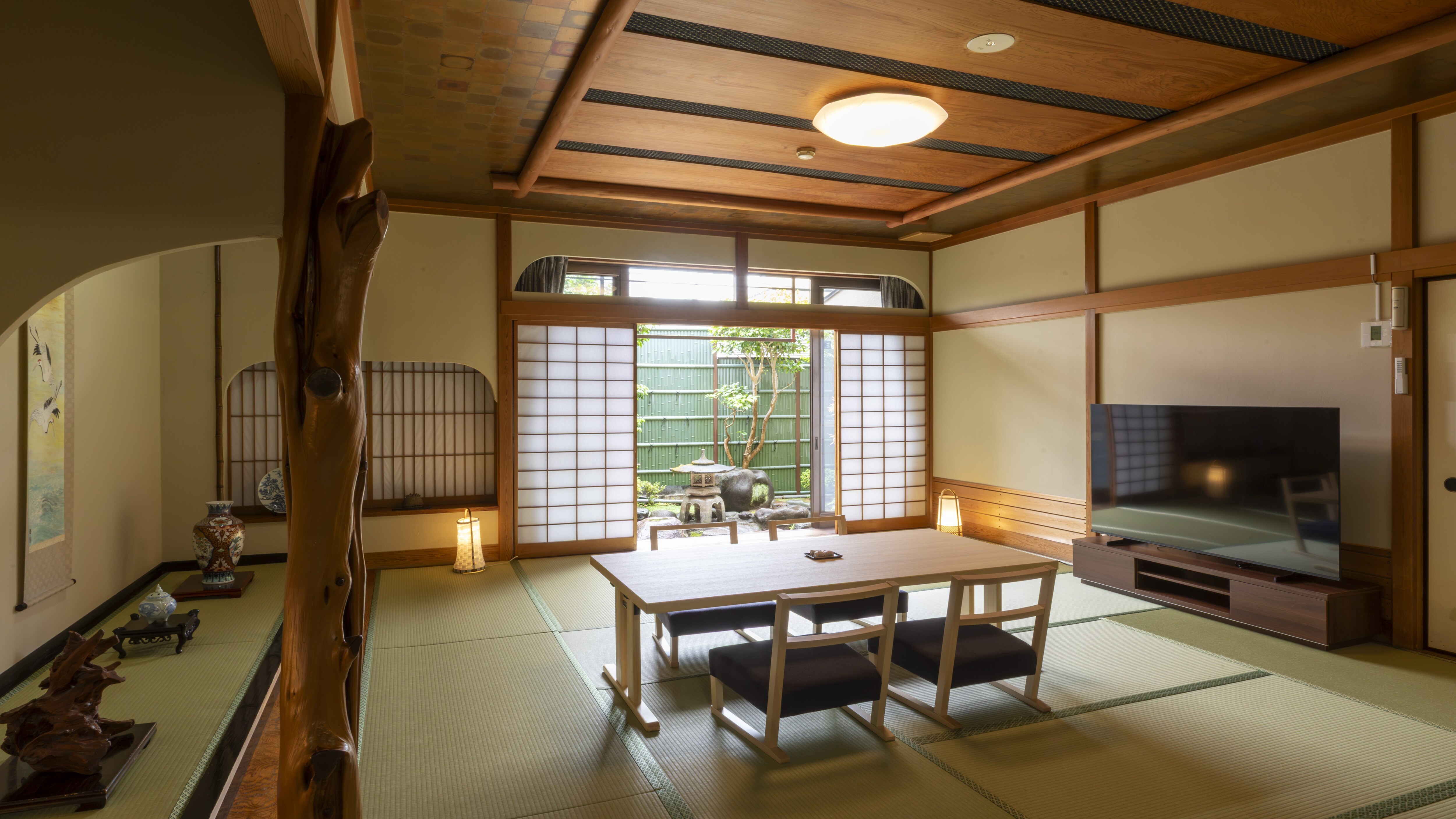 [Rooms with open-air baths] Room 101 Shokei Room / Room 102 Matsukaze Room: Japanese-style room 73㎡ + miniature garden
