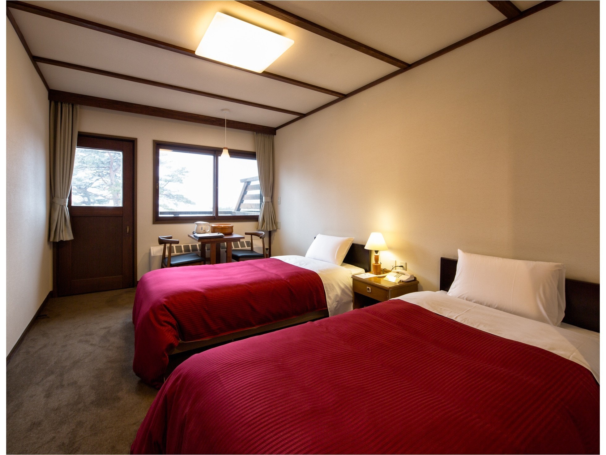 *Main building: Western-style twin room [shared bathroom and toilet] *Non-smoking room from September 2017