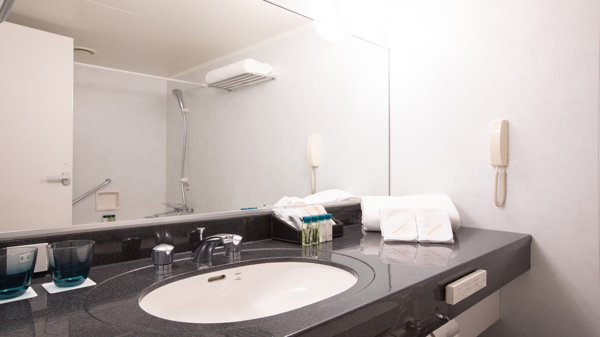Superior / Deluxe Twin (Bathroom) * Unit bath type