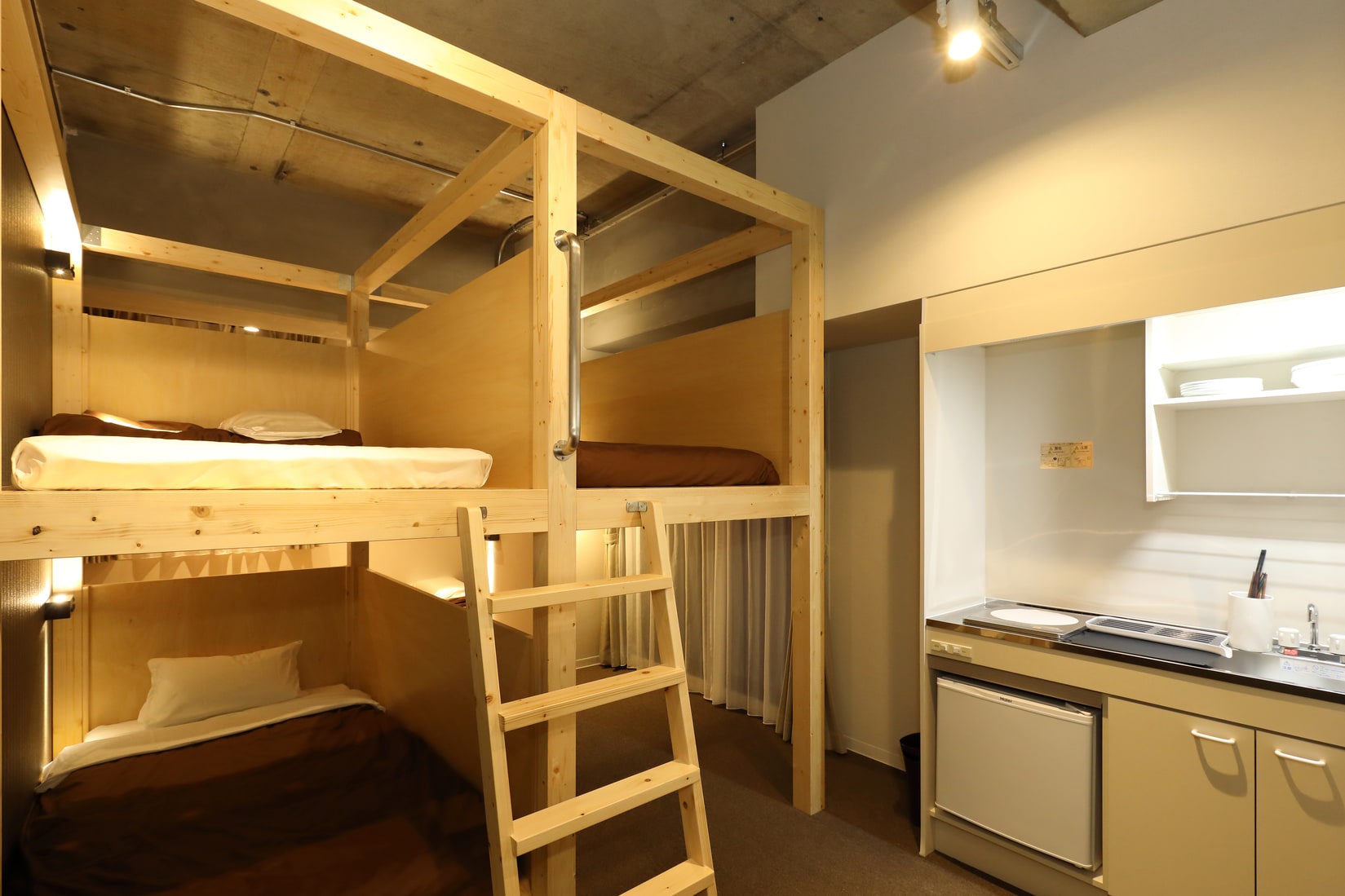 Private room (maximum 4 people, with private bathroom, toilet and mini-kitchen)