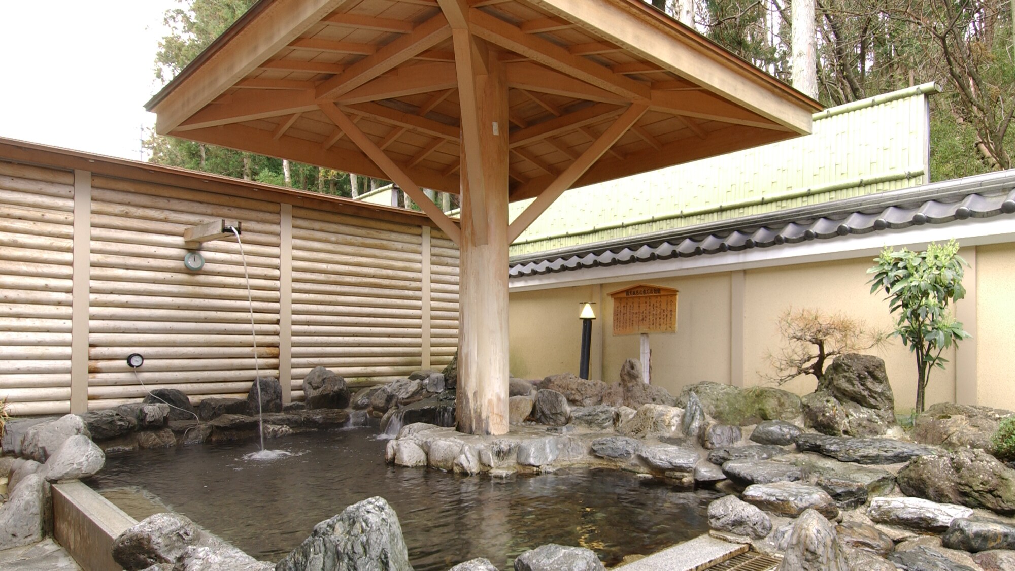 Open-air bath: Enjoy a luxurious moment soaking in a warm bath while feeling the breath of nature on your skin.