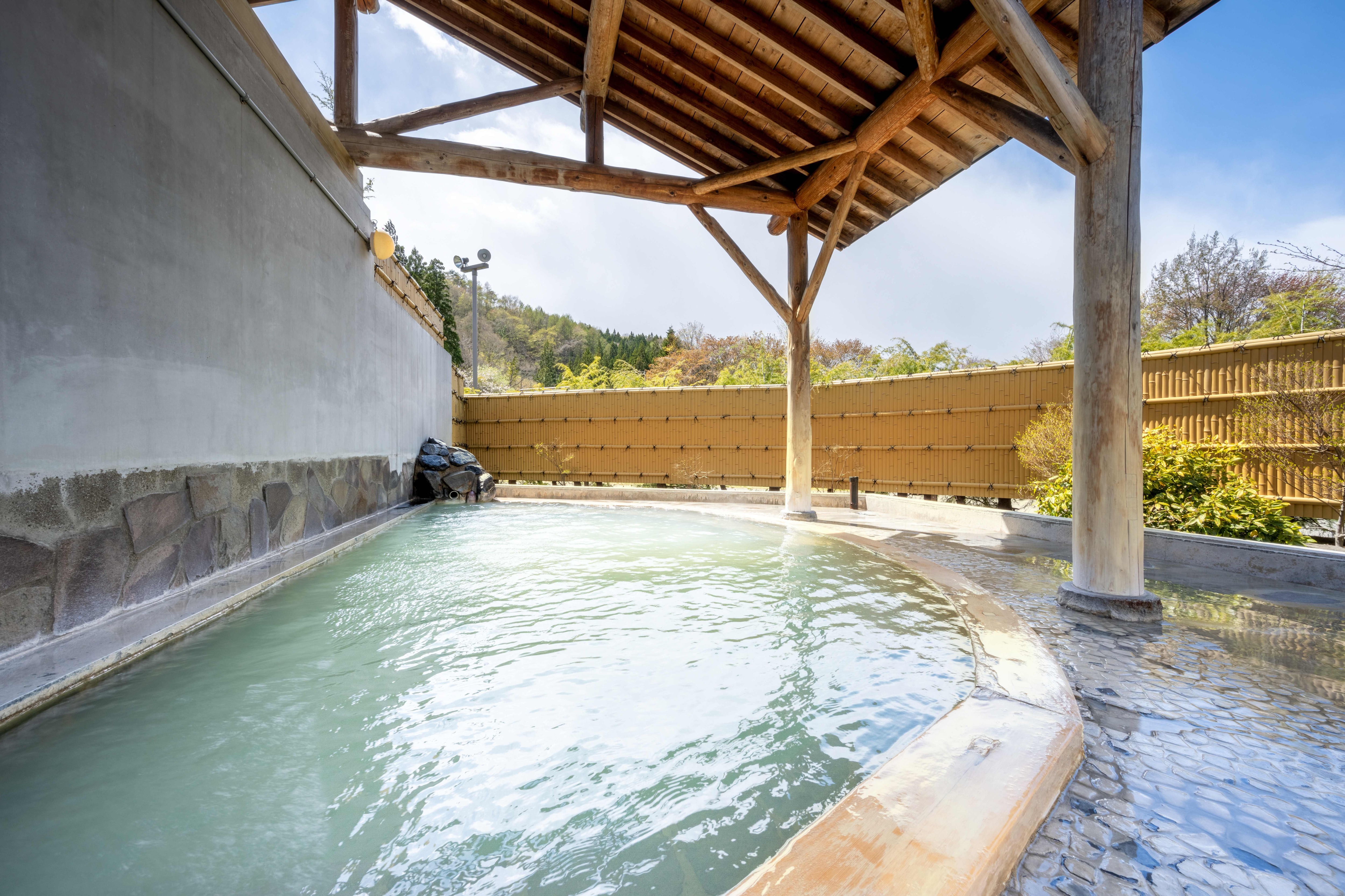 [Hot Spring] [Open-air bath (Bansho-no-Yu)] You can expect the warmth and moisturizing effect to keep your body warm to the core even after you get out of the bath.