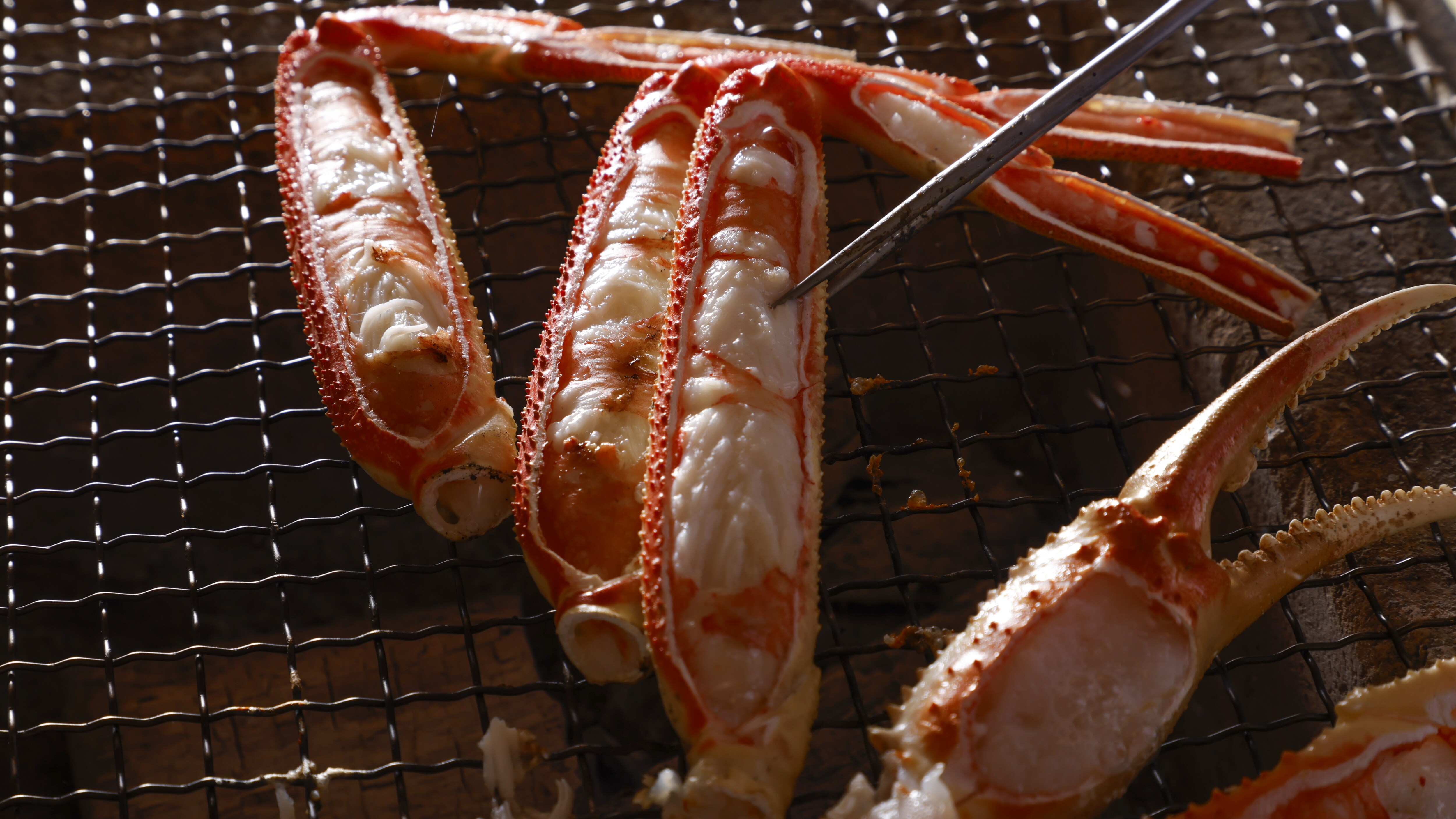 [Winter dish] Grilled crab grilled over charcoal until fragrant!