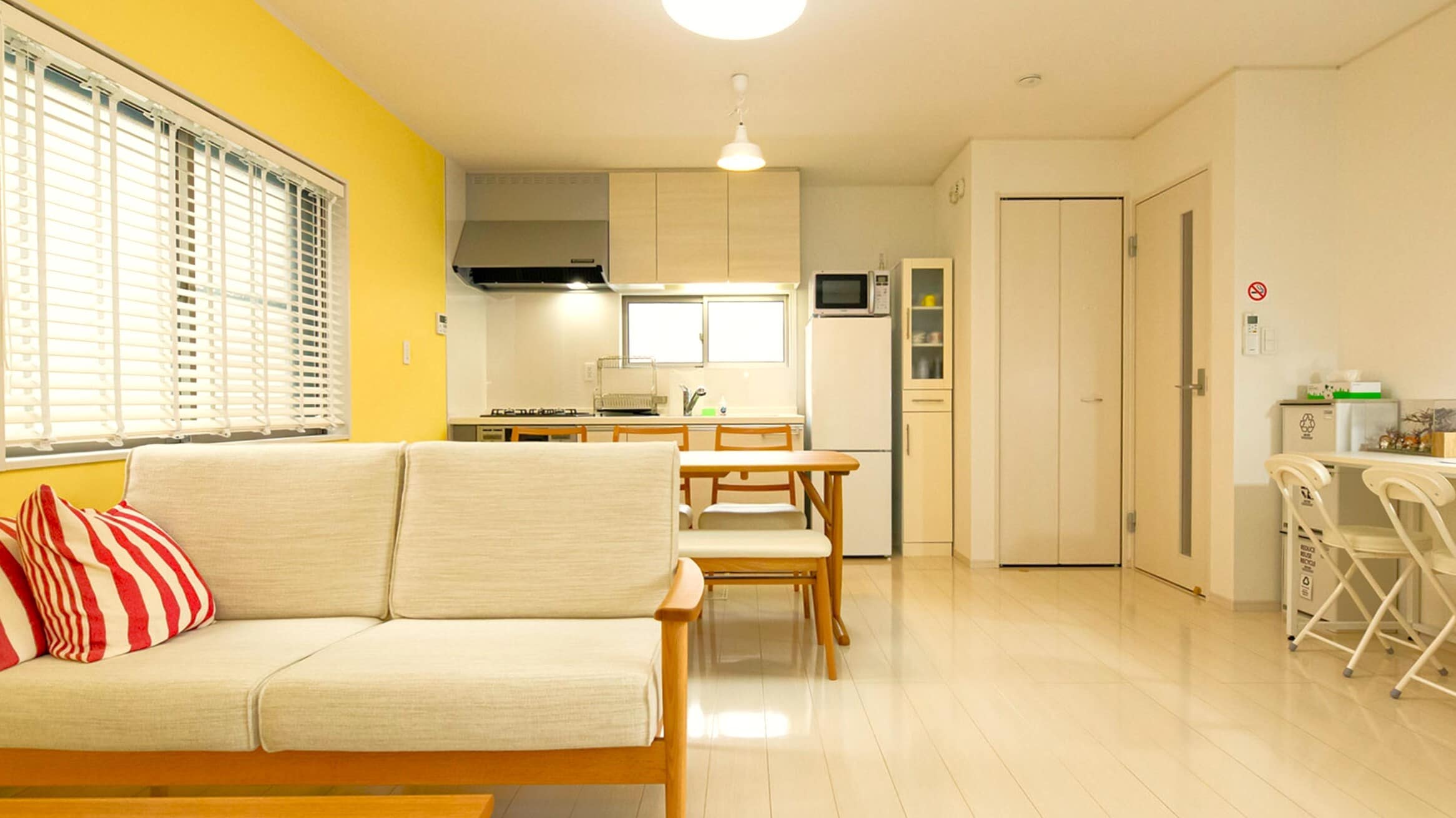 [Building B, Living Room] A deep and spacious living room