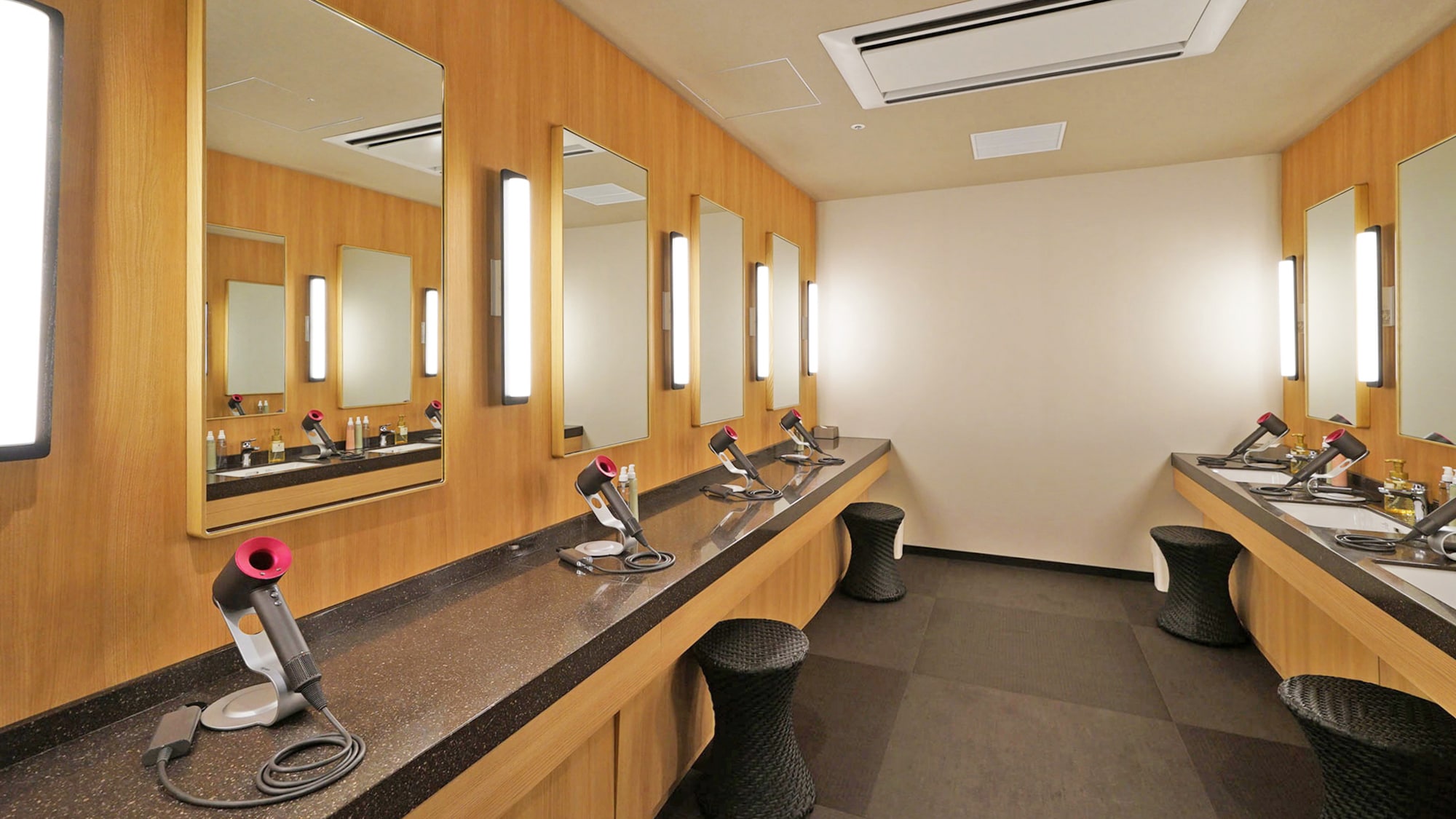 [Large public bath for men and women] A large public bath with a calming atmosphere where you can soothe the fatigue of your journey.