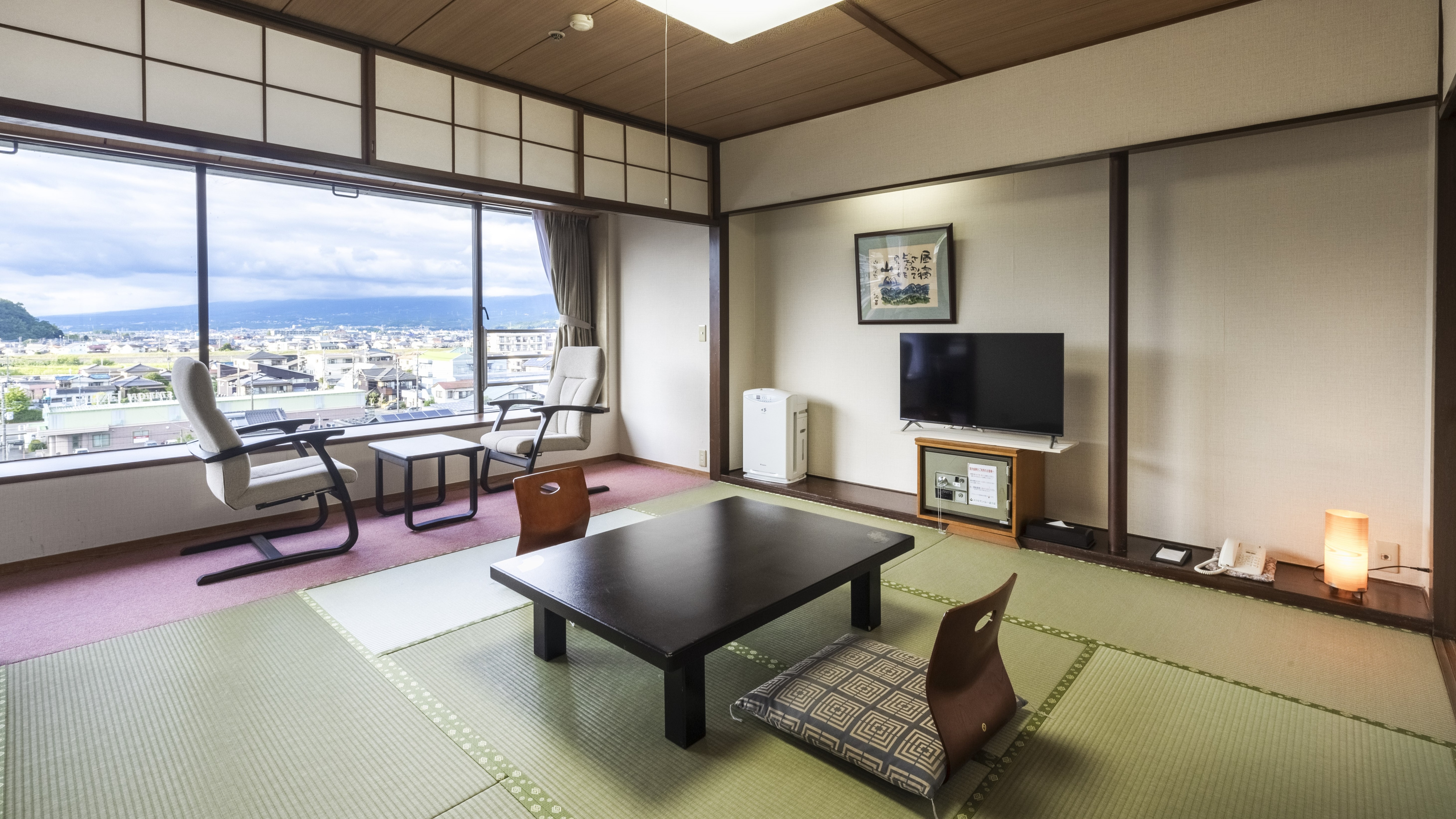 [8 tatami Japanese-style room] A popular room for business guests. The large windows give a great sense of openness!