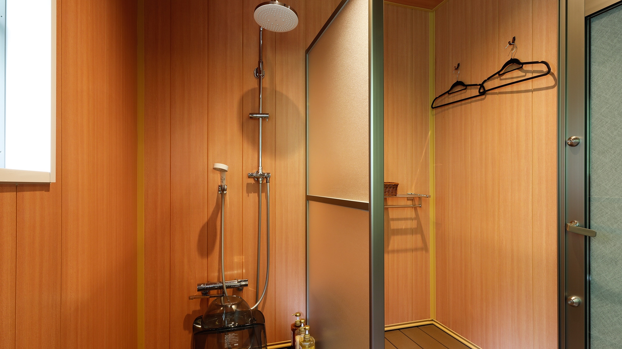 [Wind scent] There is also a shower booth featuring a large shower head.