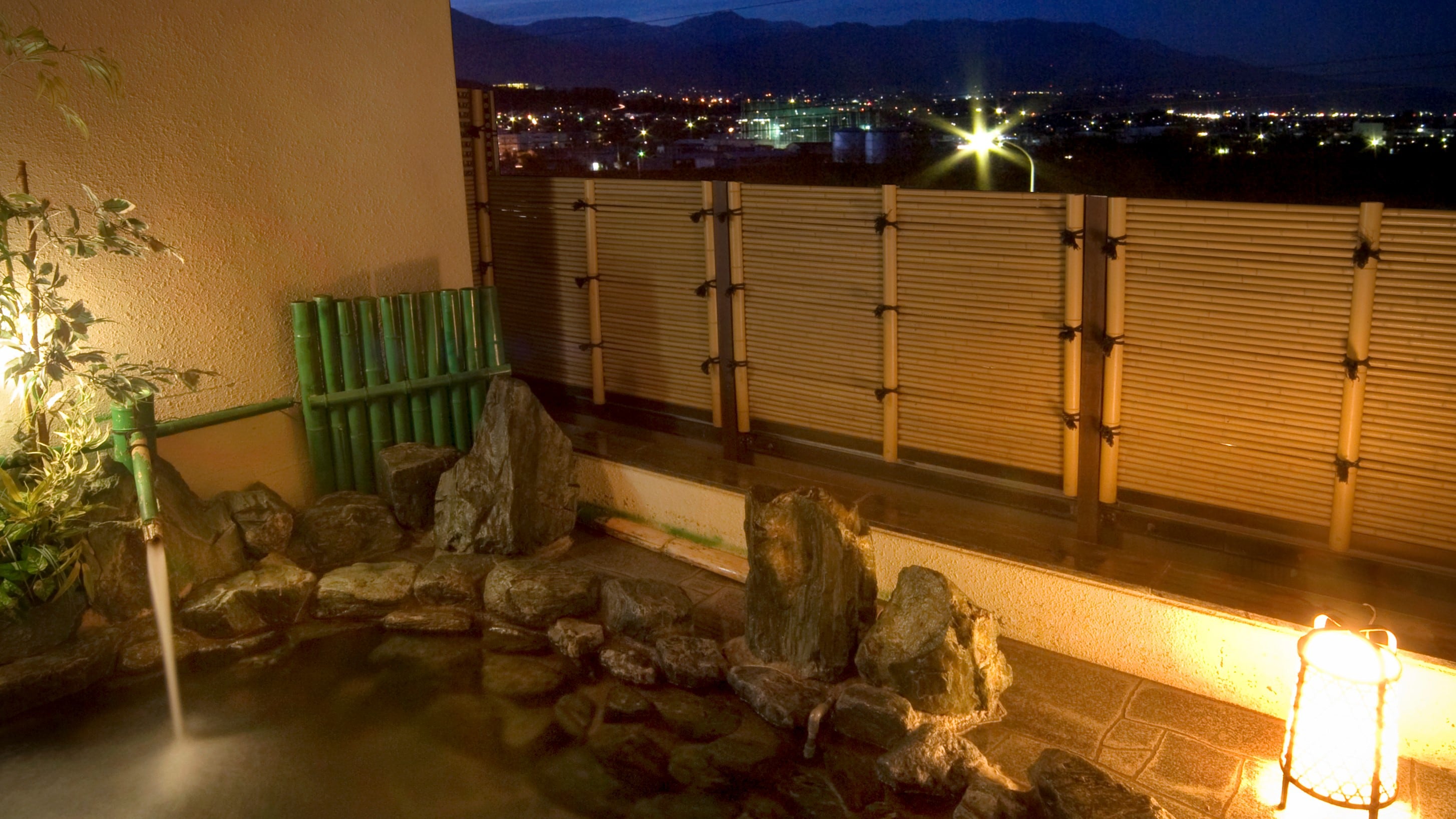 □ [Open-air bath] At night, you can see the night view of the city of Iida.