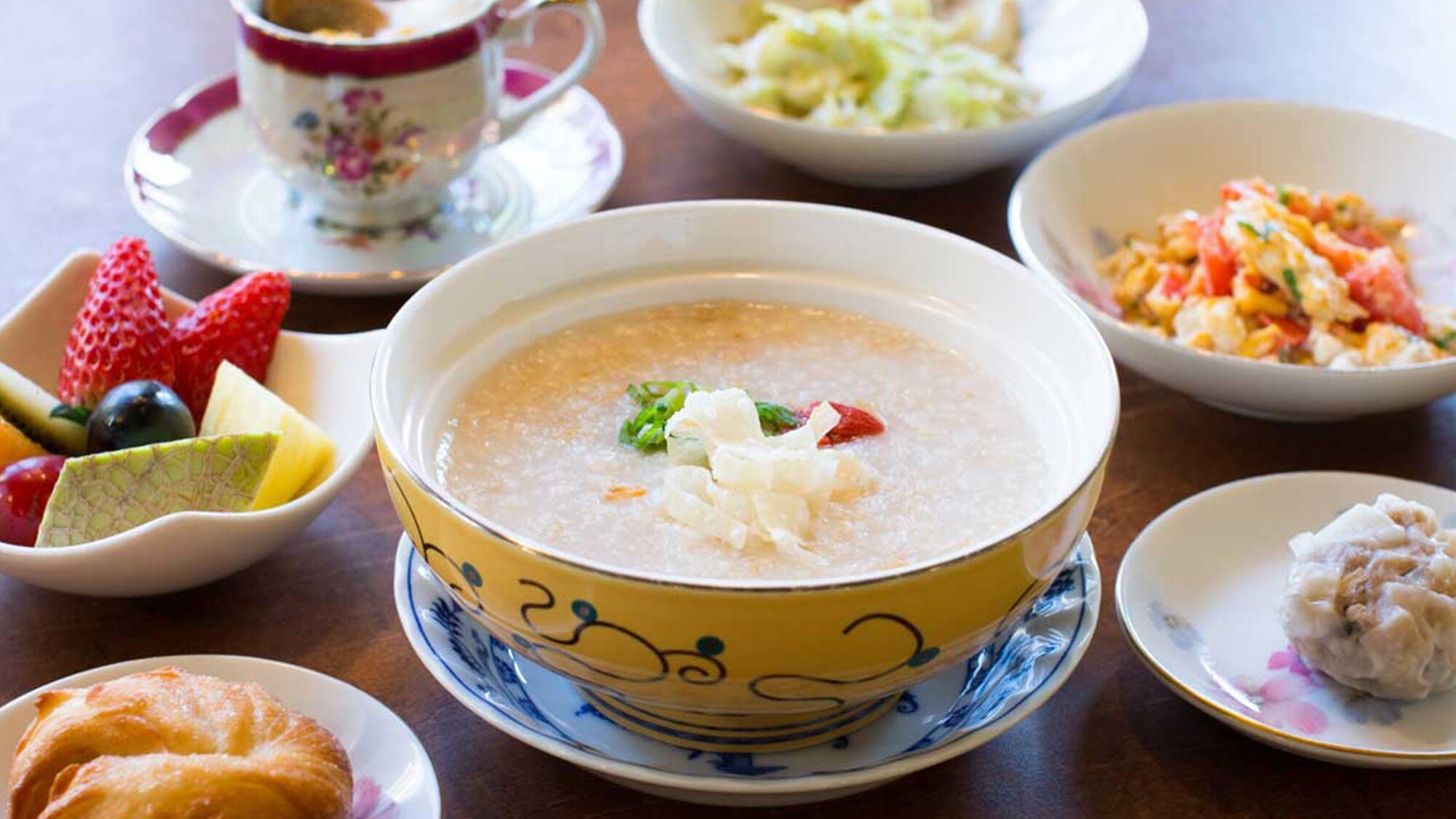 ・早晨的粥采用秘制鸡汤底熬制，味道浓郁。