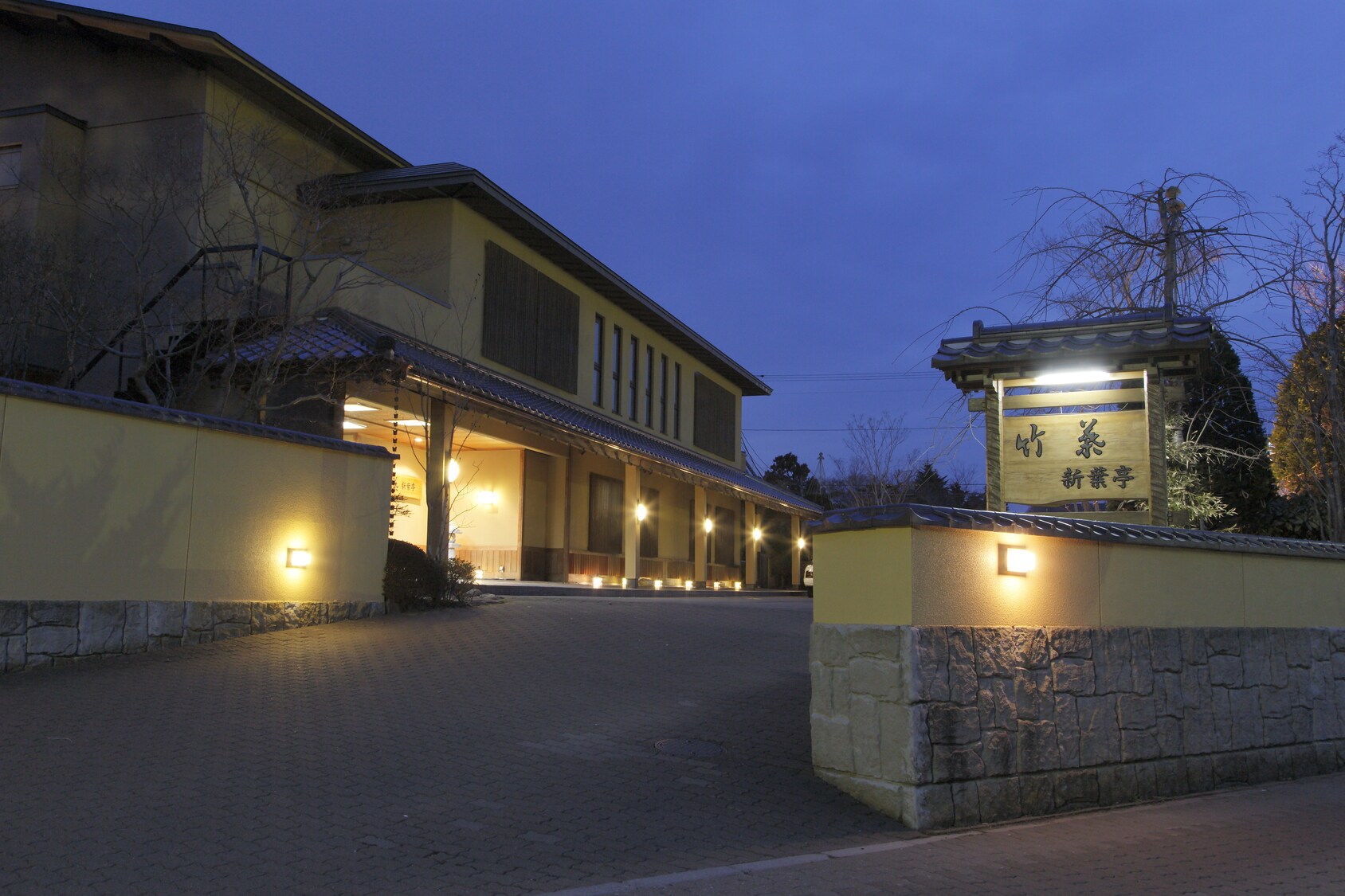 夜间出现