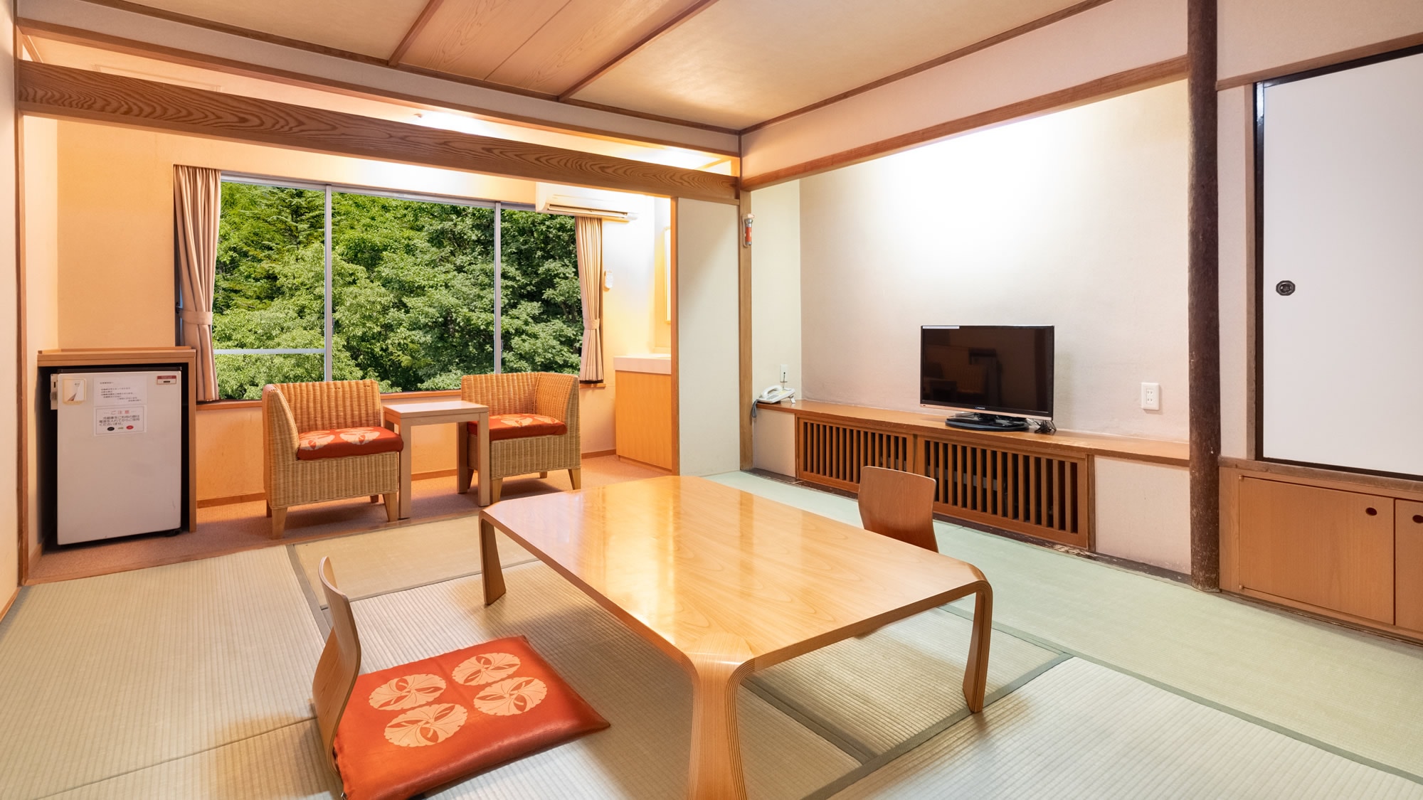 [Japanese-style room 10 tatami mats] It feels good to take a nap as well as tatami mats after bathing.