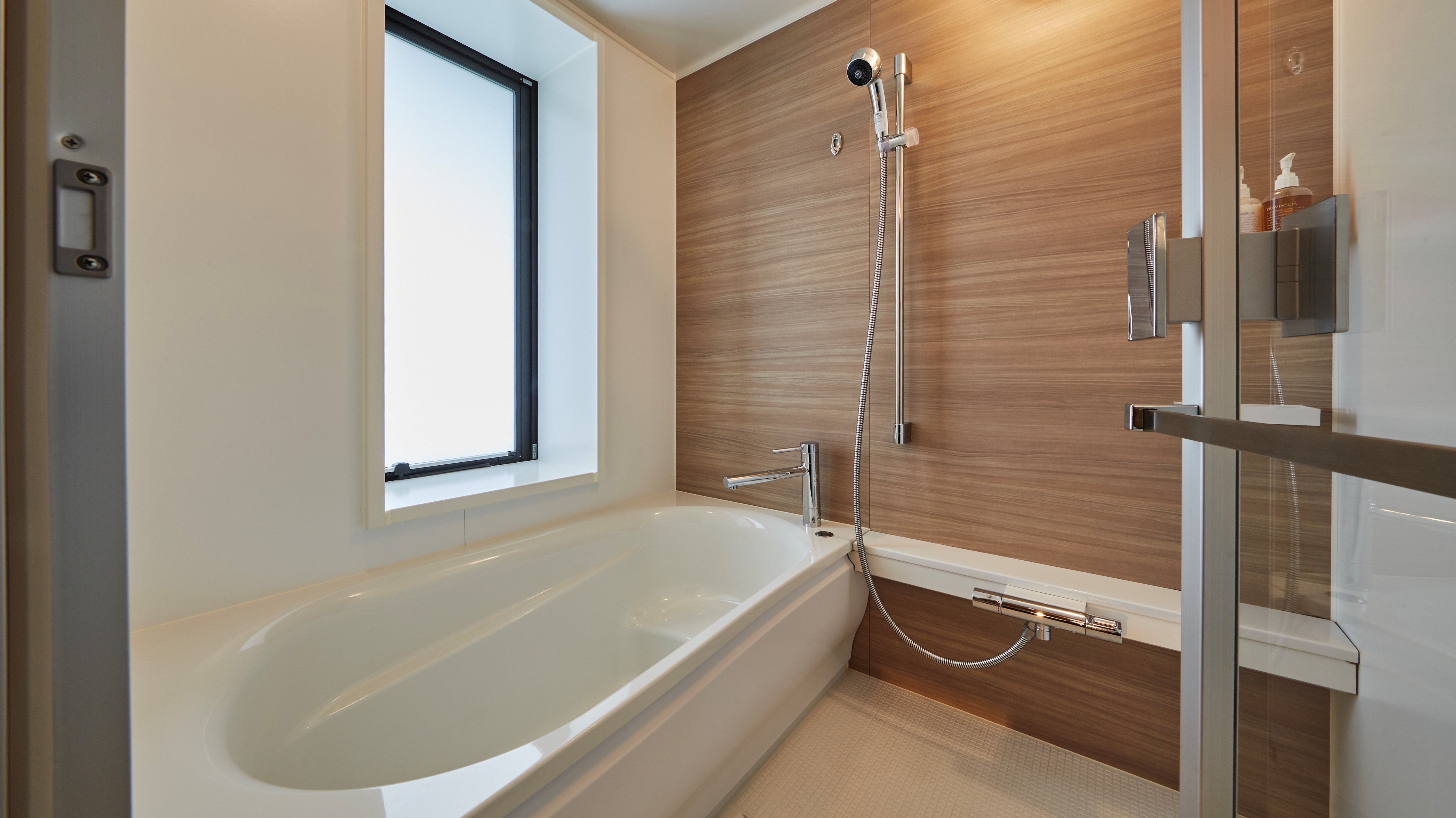 Kamar mandi sudut ganda