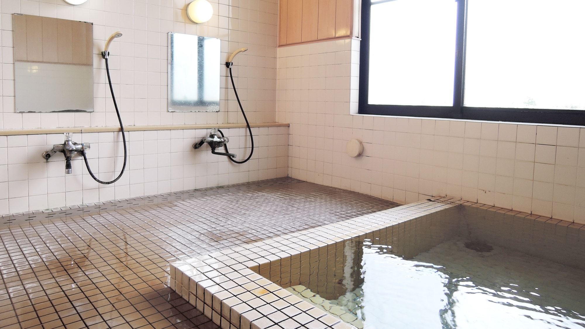 *[Large public bath (men's bath)] Once you enter, you'll understand the quality of the spring water! Oshuku Onsen has been bubbling away for 400 years.