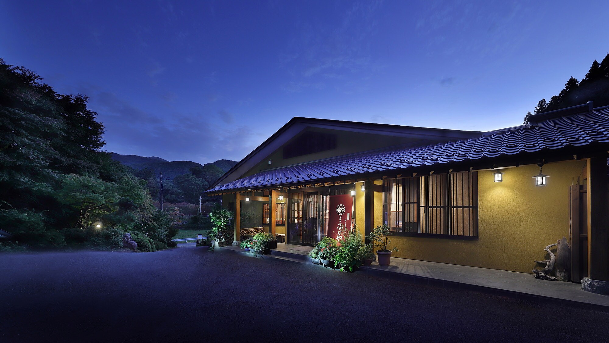 [Full view] Fujiya is a small inn with six rooms all with their own private open-air bath.