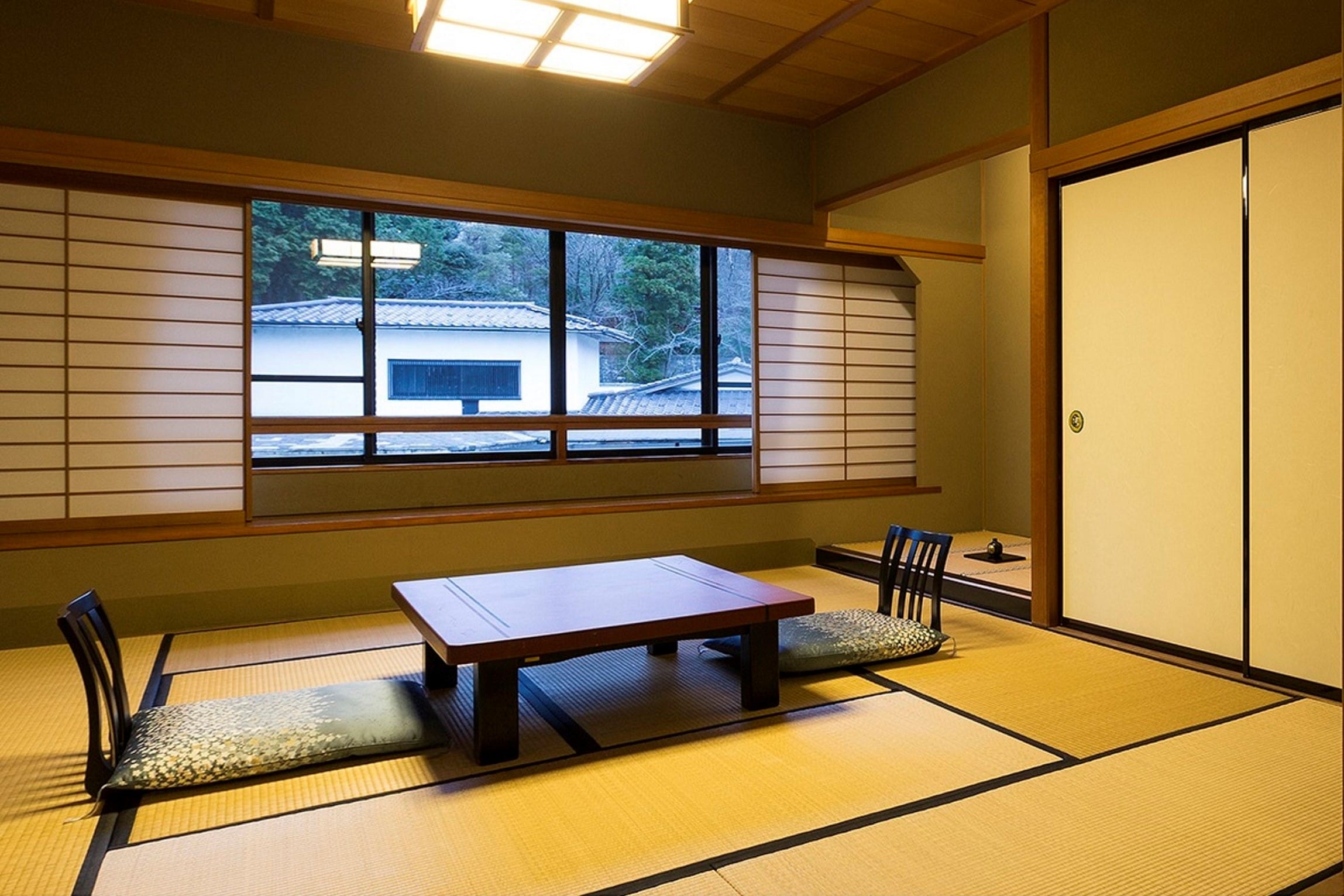 [Main building: Japanese-style room 10-12.5 tatami mats] (Example) A pure Japanese-style room with a calm atmosphere.