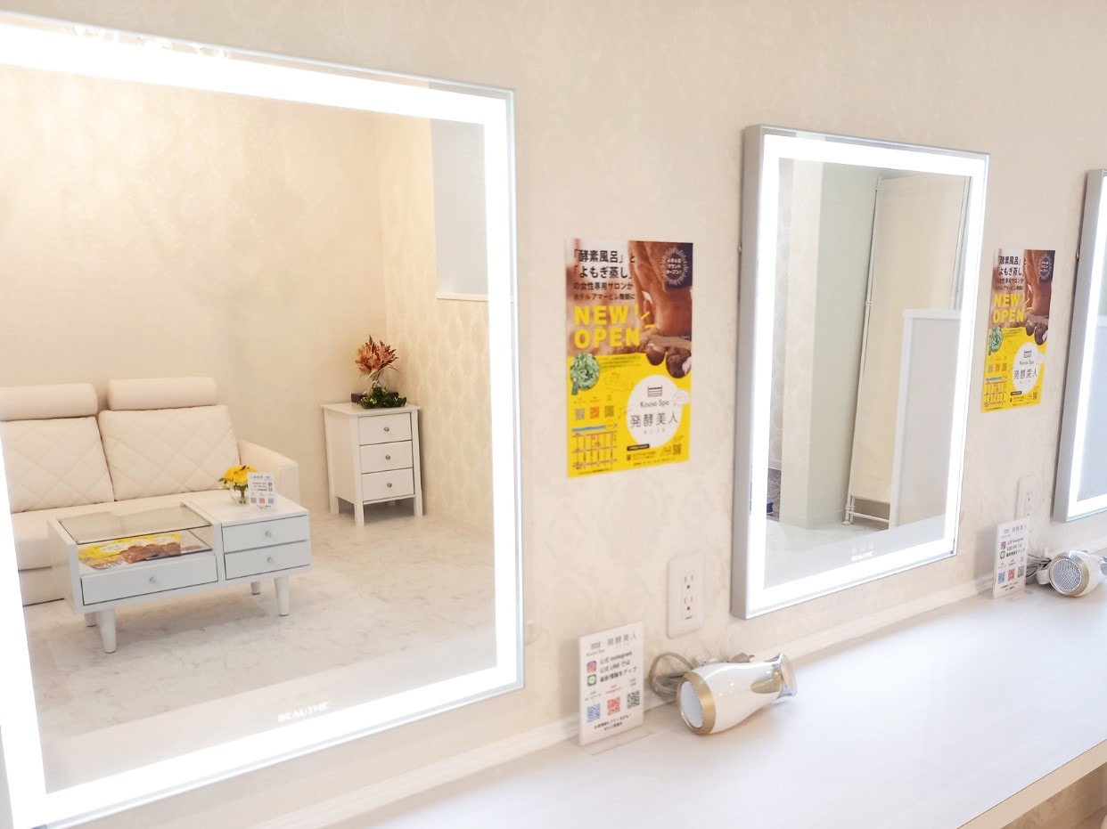 Phòng tắm lớn và bồn rửa mặt dành cho phụ nữ
