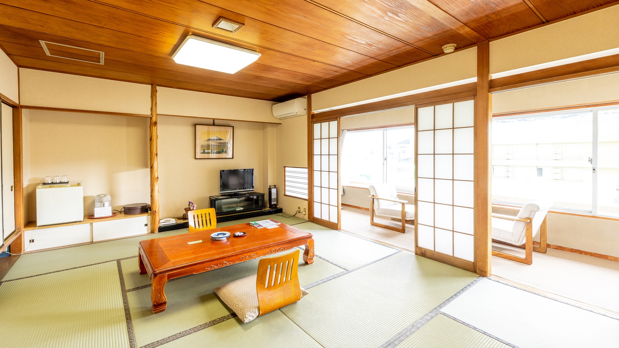 <Main building> Japanese-style room with 12 tatami mats