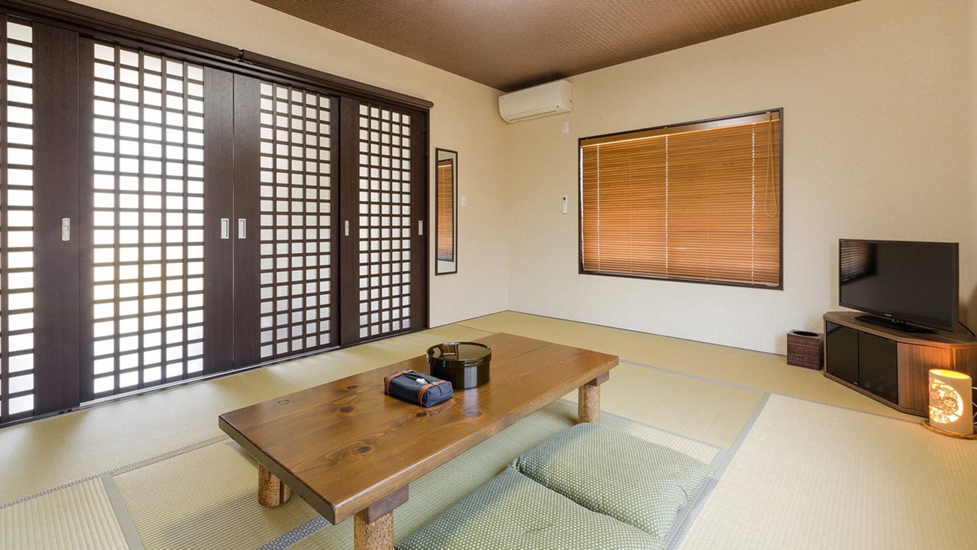 ・ <Main building Japanese-style room> Tatami room. You can relax