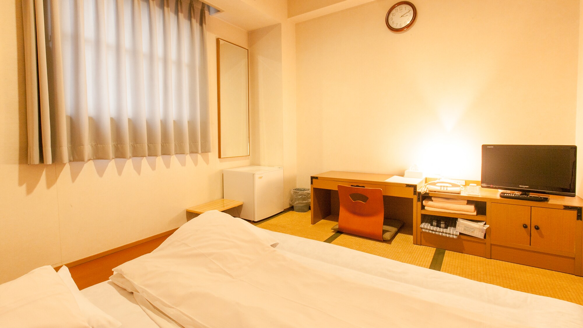 Single Japanese-style room for 2 people (futon is already set at check-in)