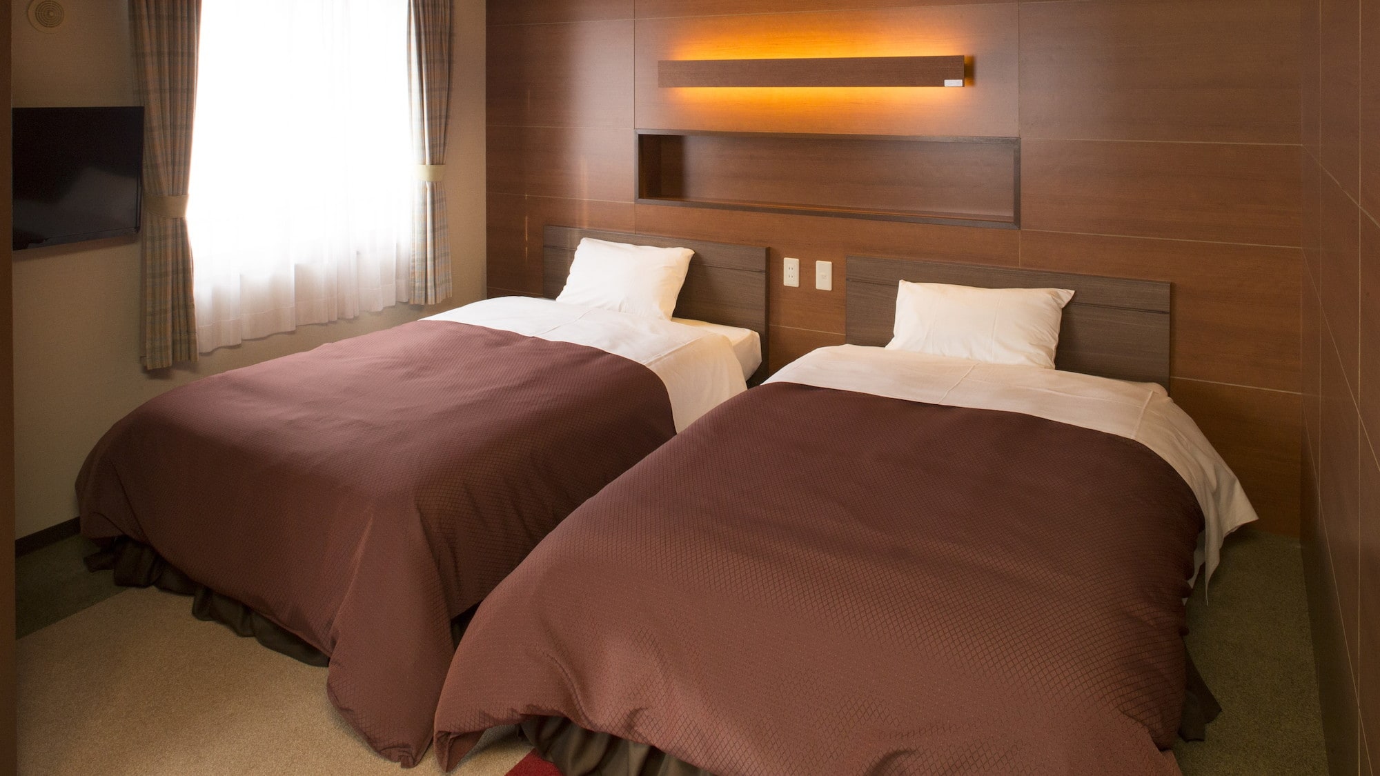 [Comfort Twin Room] Simmons semi-double beds provide a good night's sleep.
