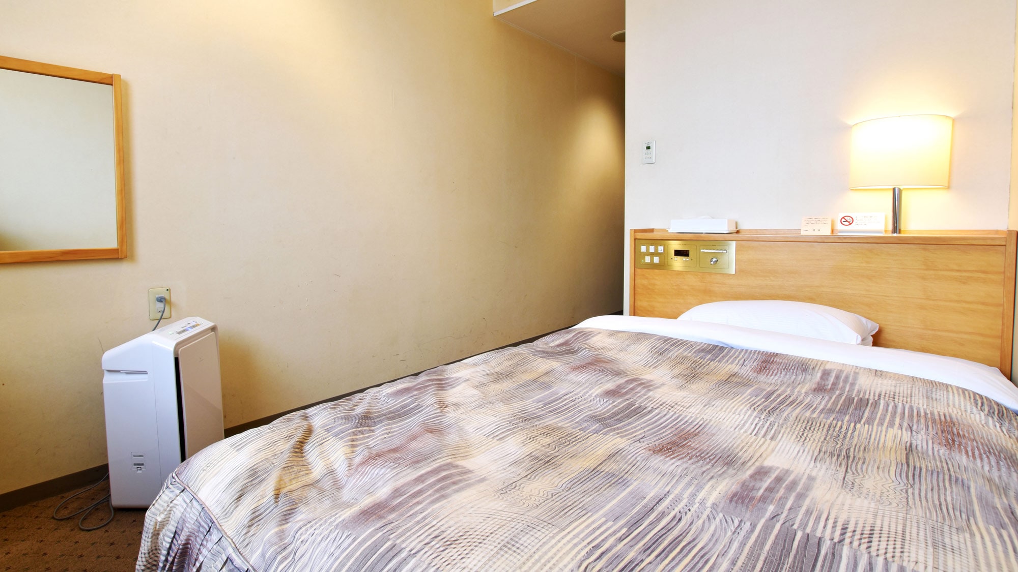 [Single room] ☆ Bed width 120 cm. It is a simple room.