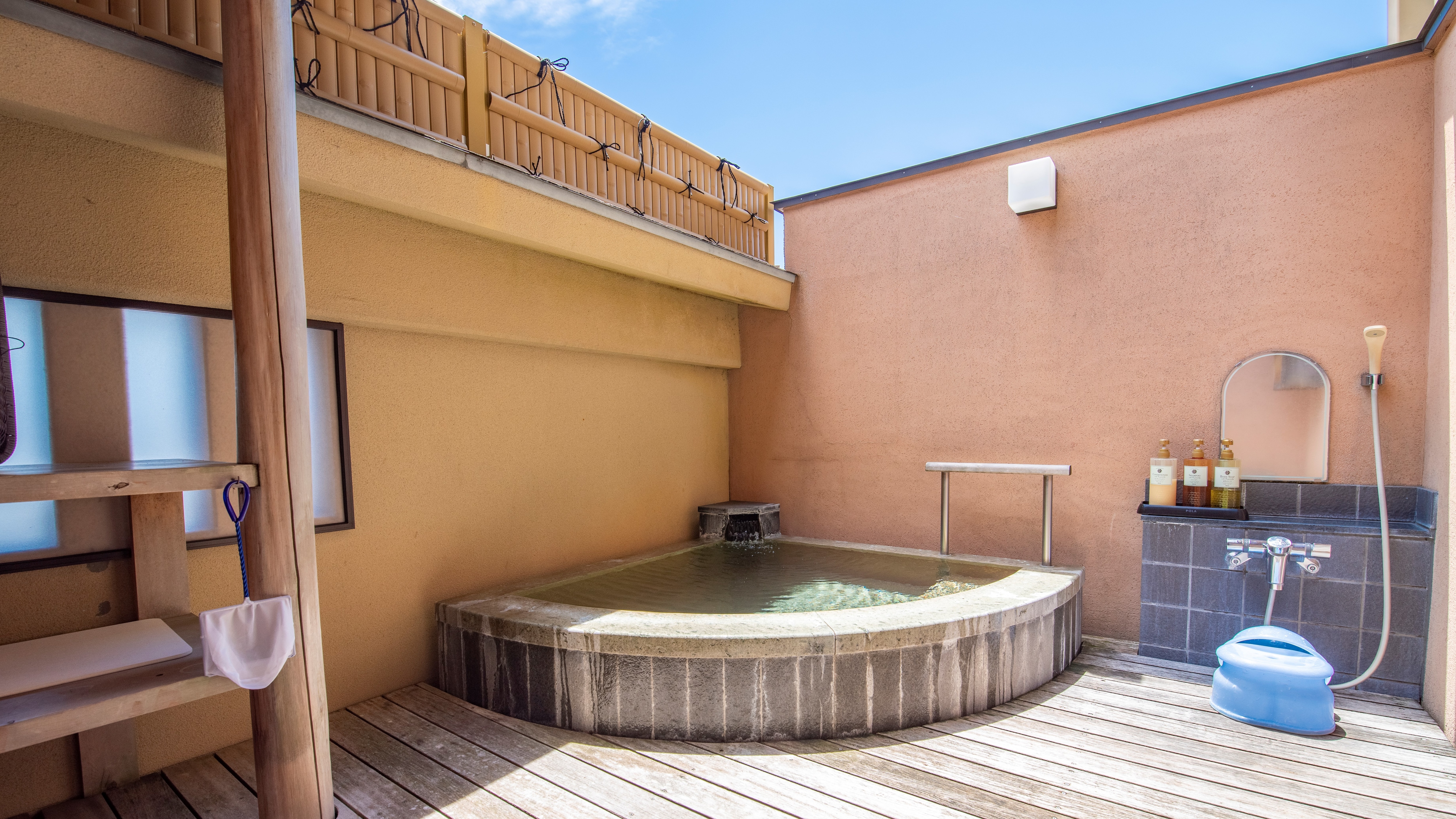 "Saiten no Yu", a free private open-air bath that flows directly from the source