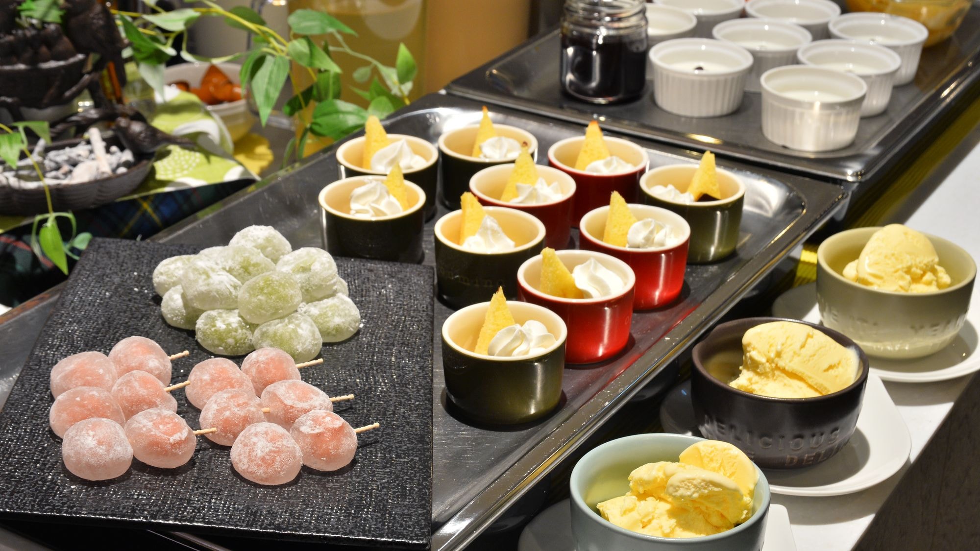 บุฟเฟต์อาหารเช้า ~ ผลไม้, ของหวาน และไอศกรีม ~