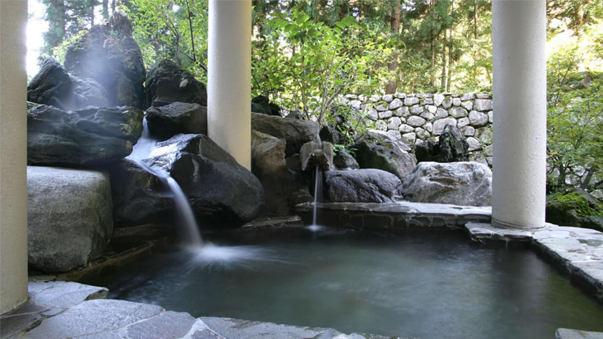 [Hotaru no Yu] Pemandian terbuka terletak di sudut taman