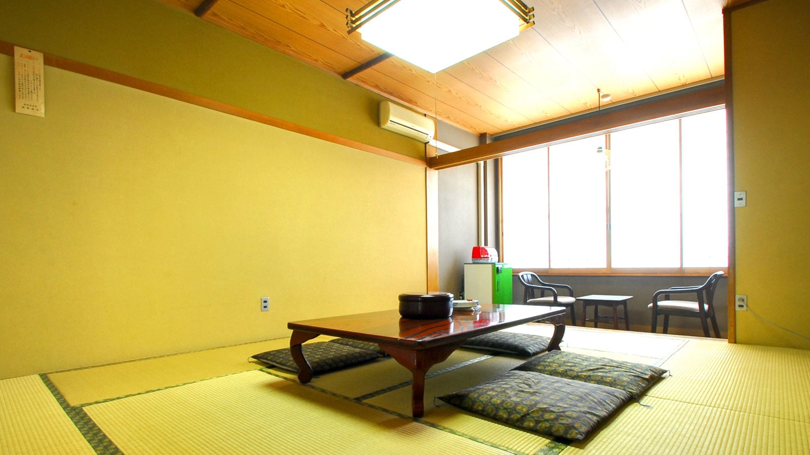 *Kamar bergaya Jepang 10 tatami: Kamar bergaya Jepang tempat Anda dapat meluruskan kaki dan bersantai. Ini akan membantu Anda menghilangkan rasa lelah akibat perjalanan jauh Anda.