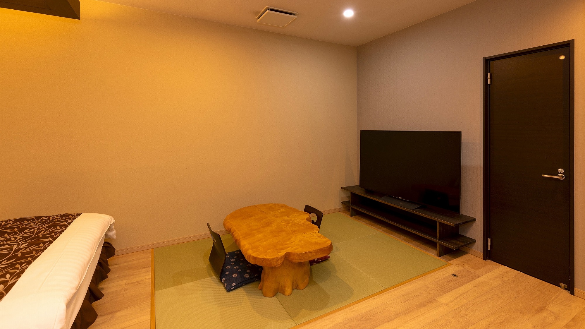 [Japanese-Western room/Jacuzzi bath] With open-air bath