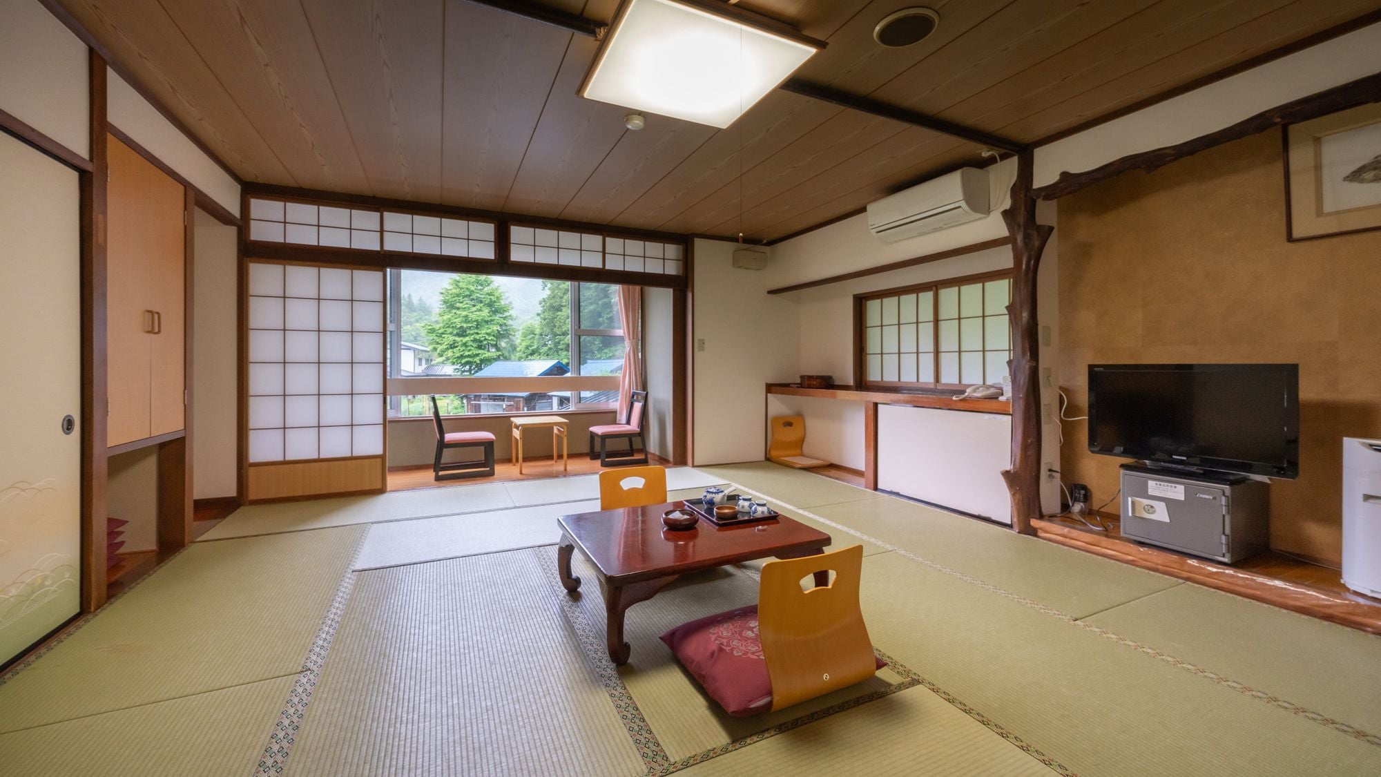 [Japanese-style room, 15 tatami mats] A spacious room with an open feel.