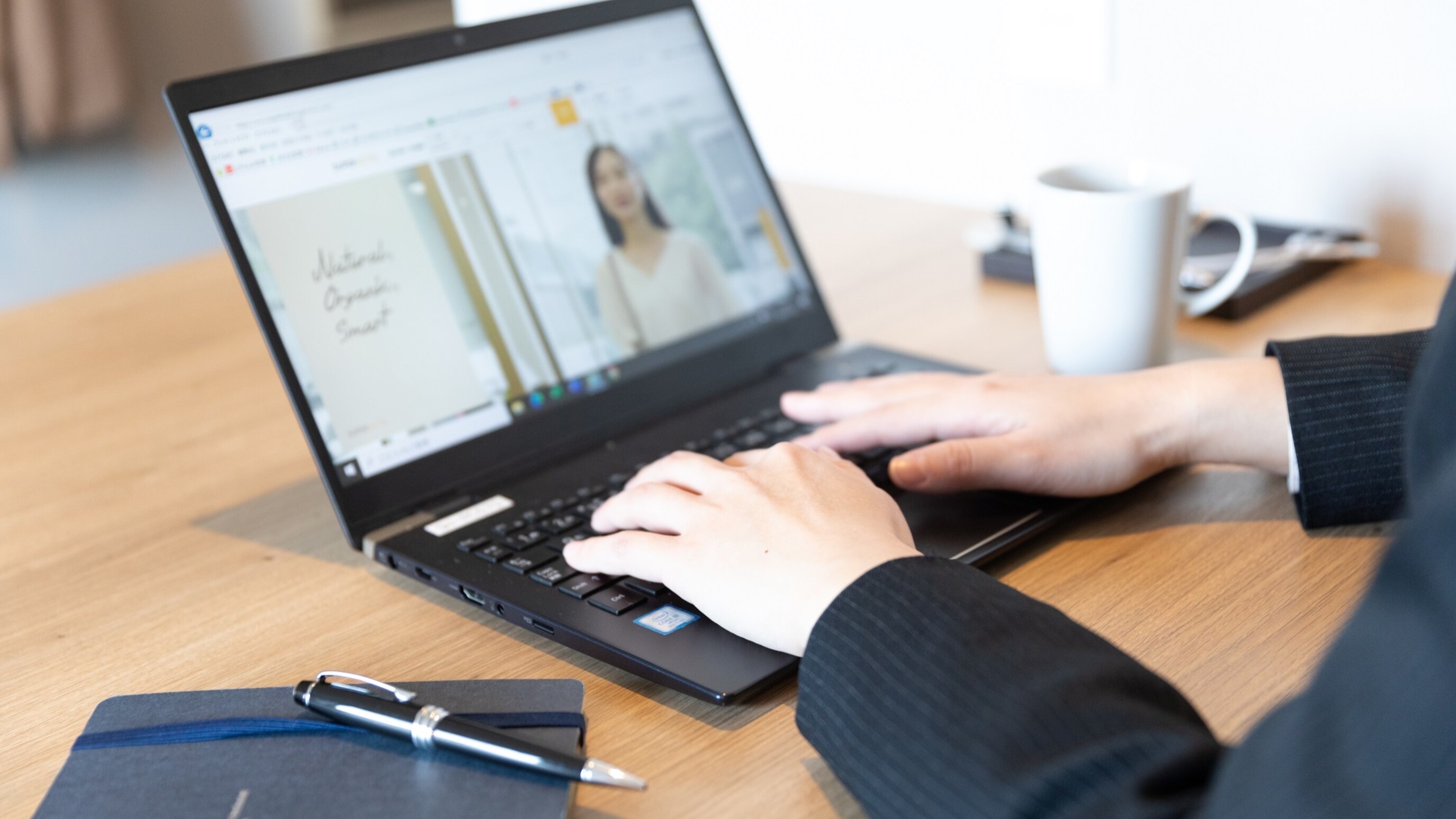 宽敞的办公桌让您轻松工作