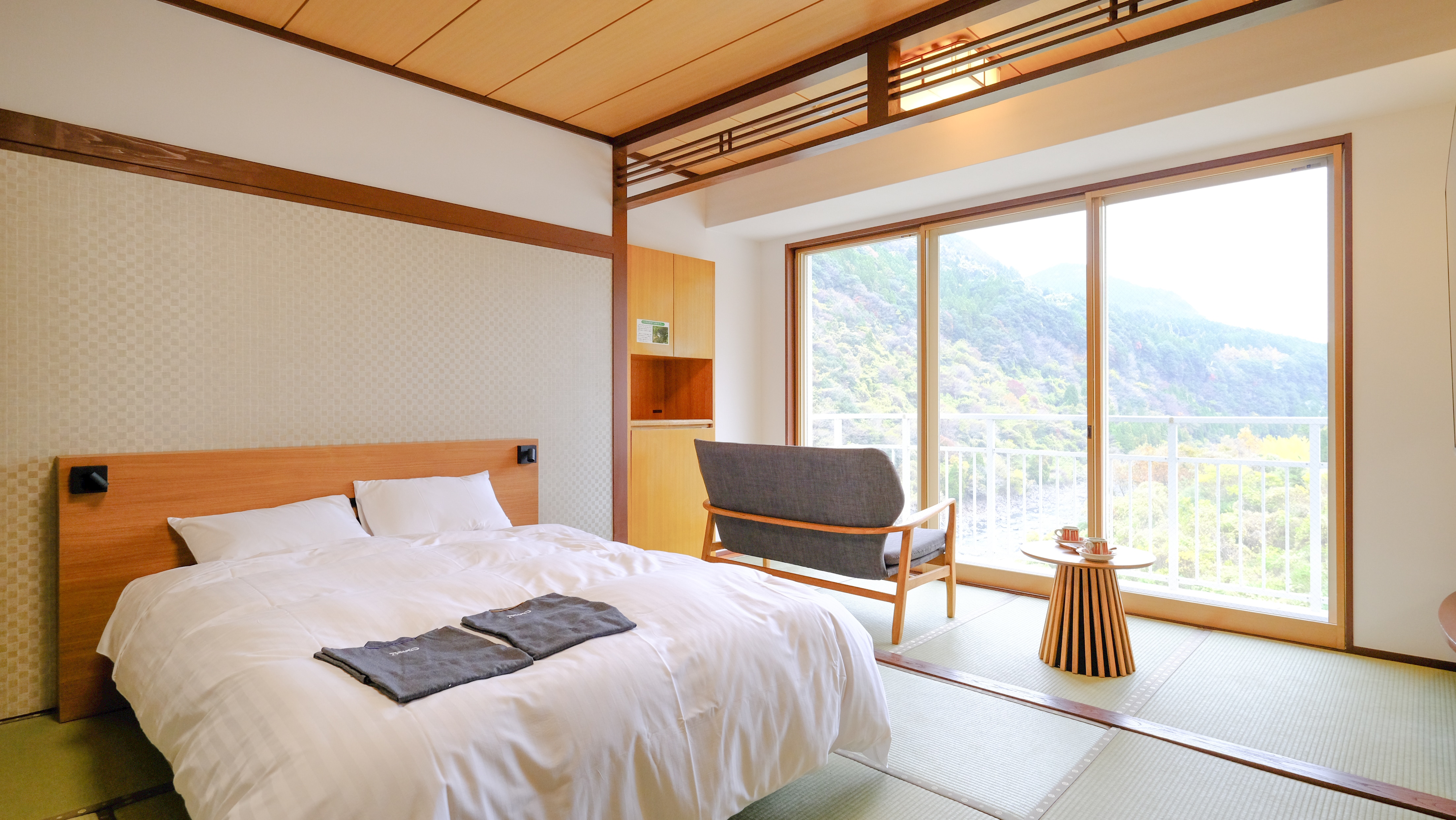 Kamar bergaya Jepang-Barat yang menghadap gunung: 10 tikar tatami + tempat tidur ganda (41m²) Menghadap ke hulu Sungai Chikugo dan Pegunungan Amagase.