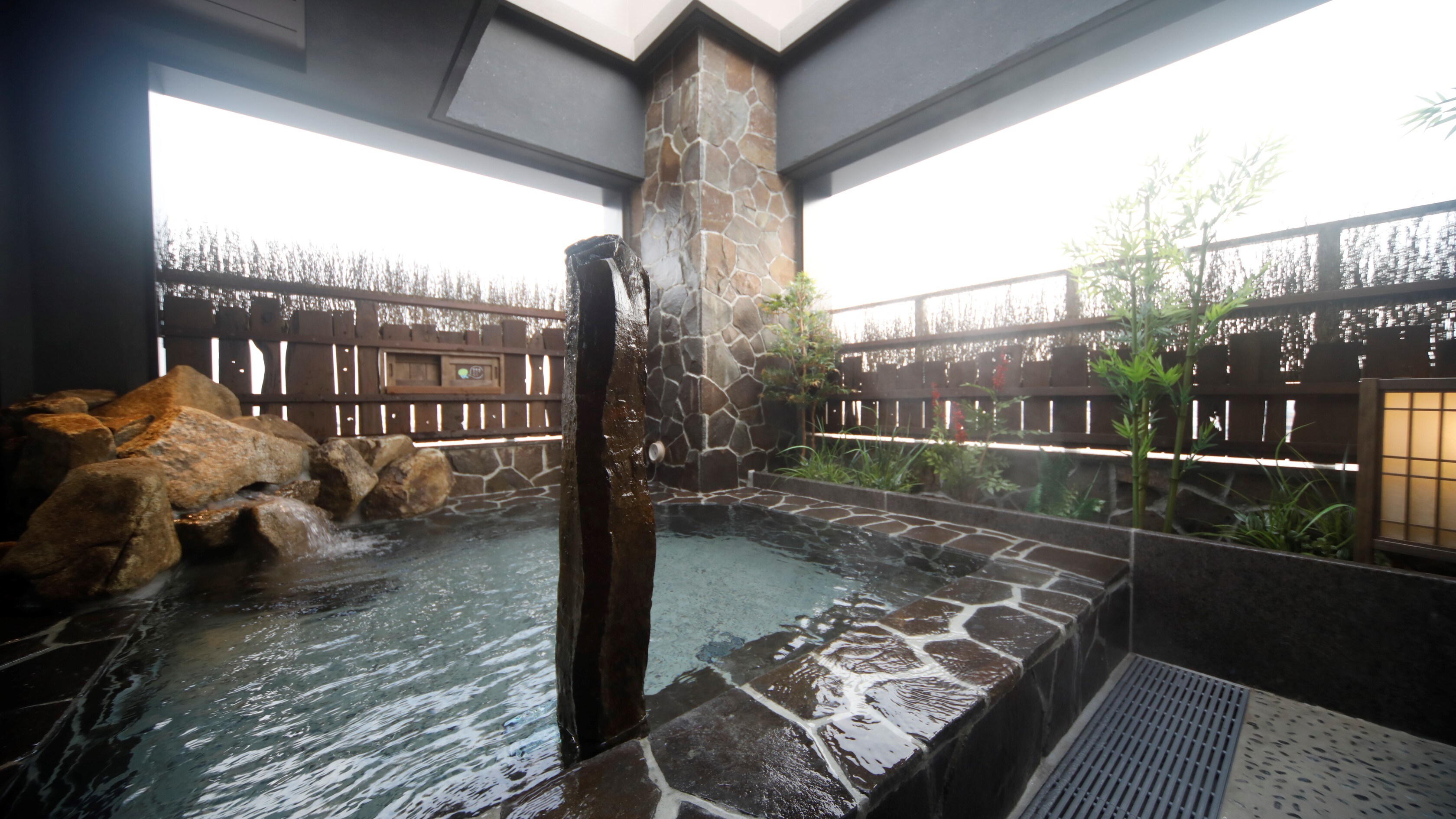 [男] 露天浴池 (水温: 41~42℃)