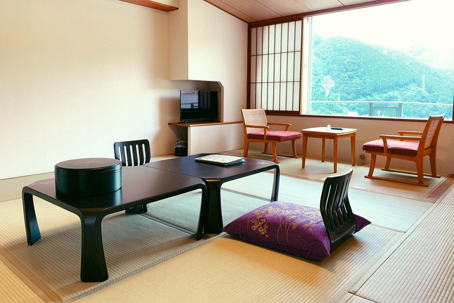 [Japanese-style room in the west building] A 10-tatami Japanese-style room with a great view (non-smoking room)