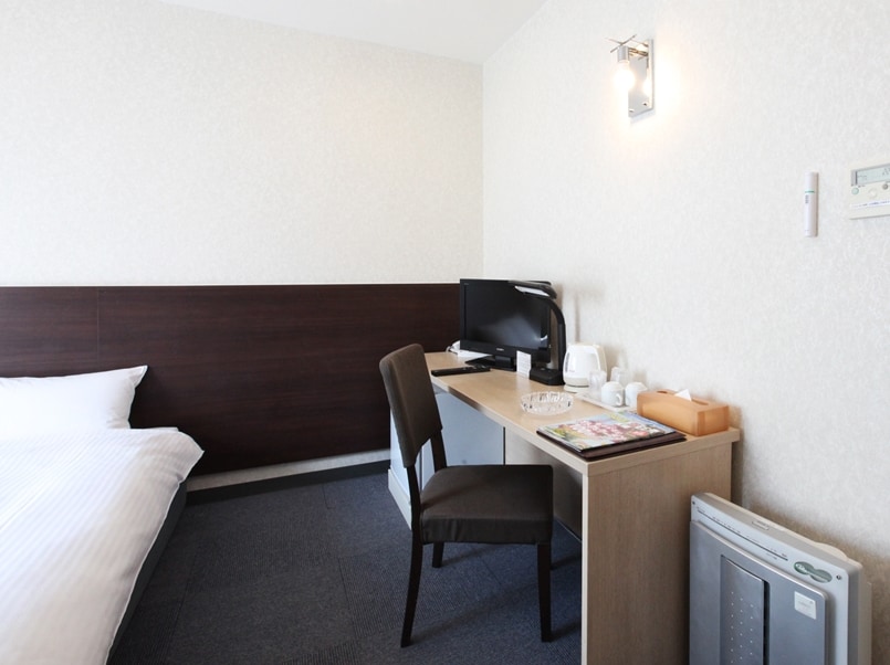 (Indoor-single, double room) The desk is spacious and work is easy.