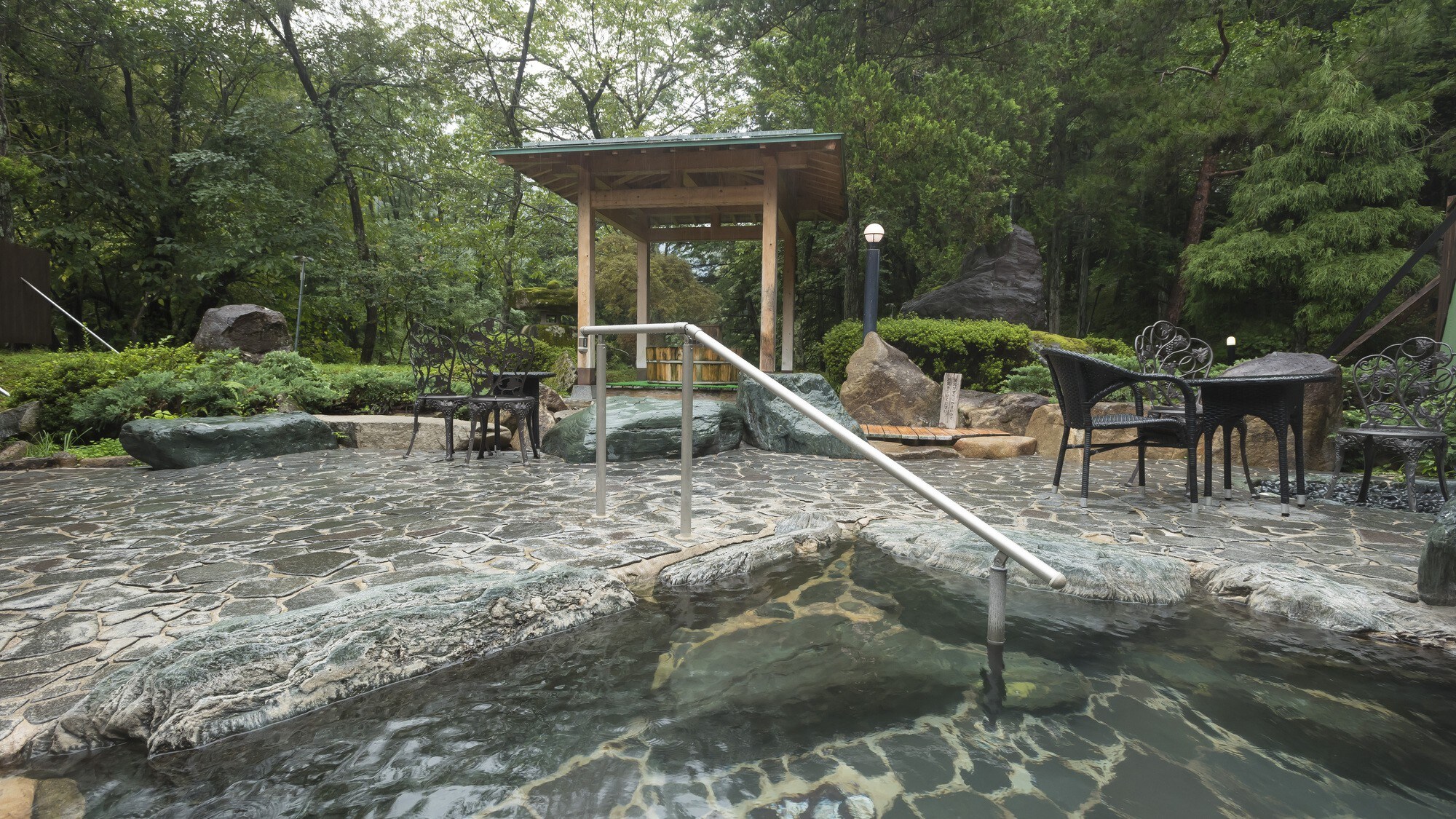 Open-air bath