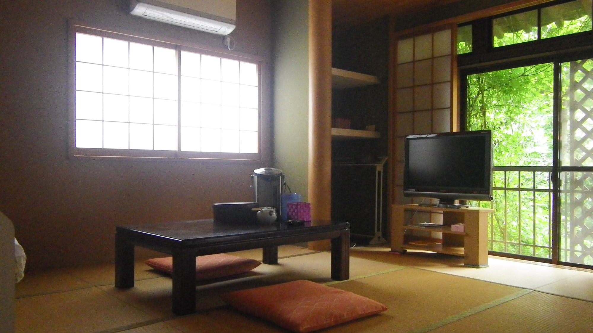 *Japanese-style room: A traditional style room with soft sunlight streaming in. *Please note that you cannot choose between a Japanese-style room or a Western-style room.