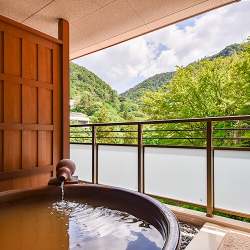 * [Main building special room with Kinsen open-air bath] From the Kinsen open-air bath, you can enjoy the mountains of Arima that change their appearance depending on the seasons.