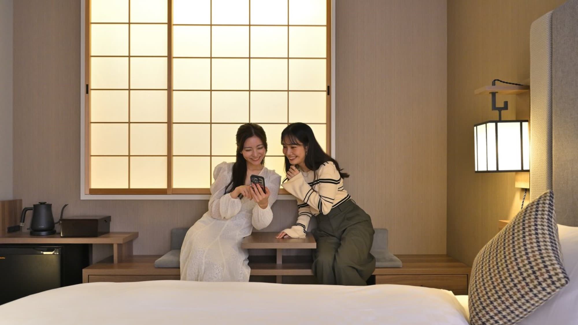 [ห้องพัก] ห้องพักนอกจากจะมีประตูบานเลื่อนและฉากกั้นโชจิแล้ว ยังใช้เสื่อทาทามิ ซึ่งเป็นวัสดุแบบดั้งเดิมของญี่ปุ่นอีกด้วย