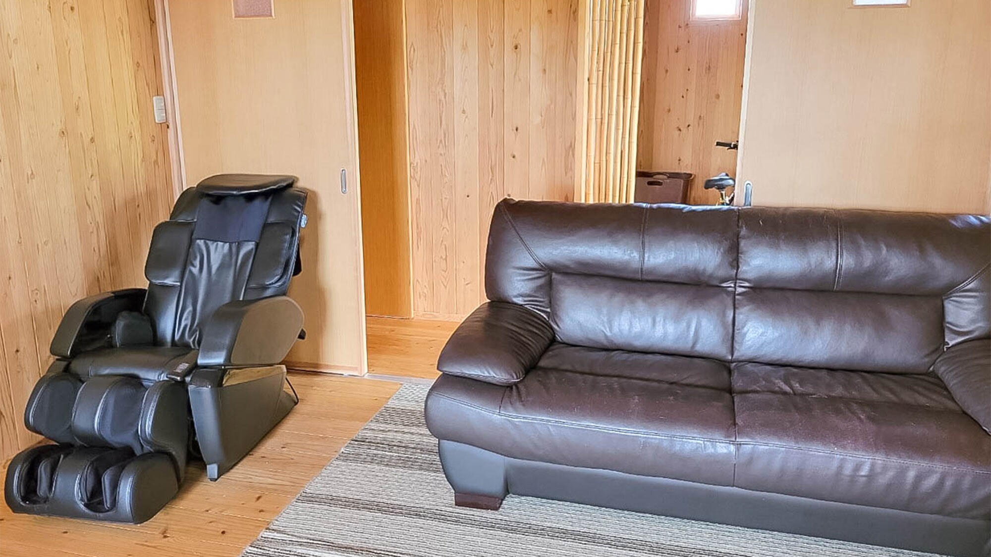 ・The Cucumber Building's common room is equipped with sofas and massage chairs.