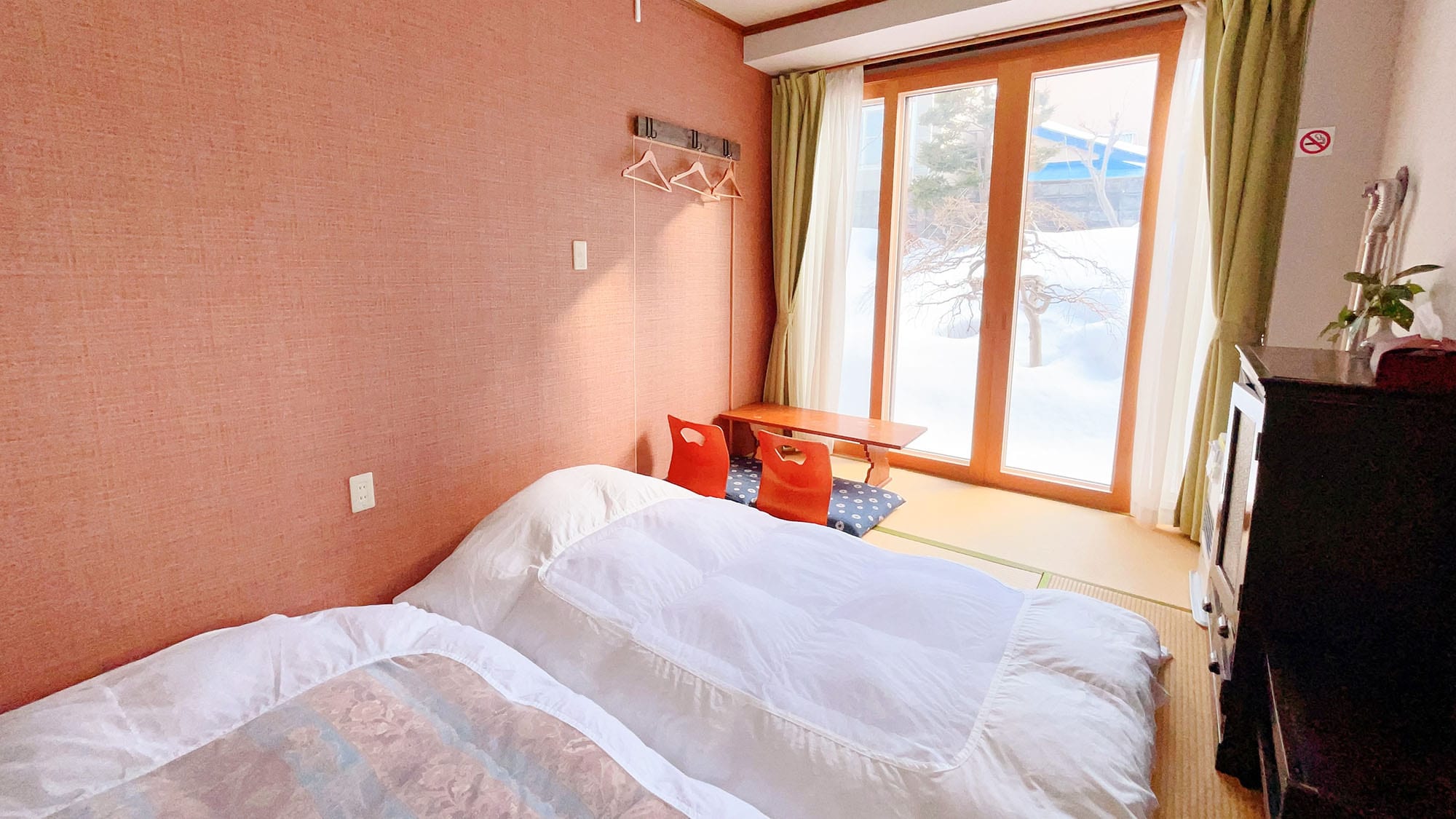 ・[103] A Japanese-style room facing south and overlooking the courtyard. Two futons are provided.